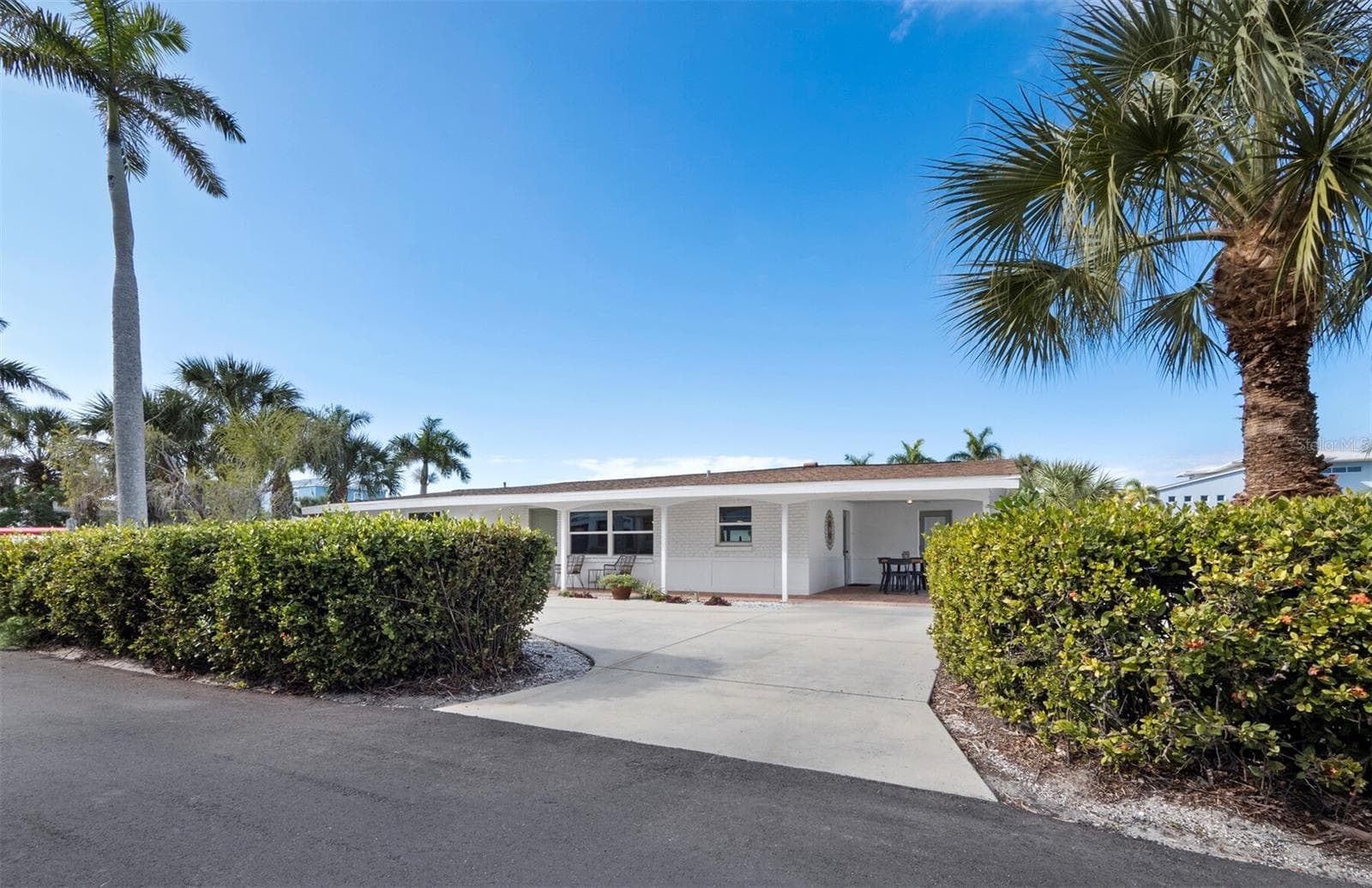 691 Tarawitt Dr photo 3
