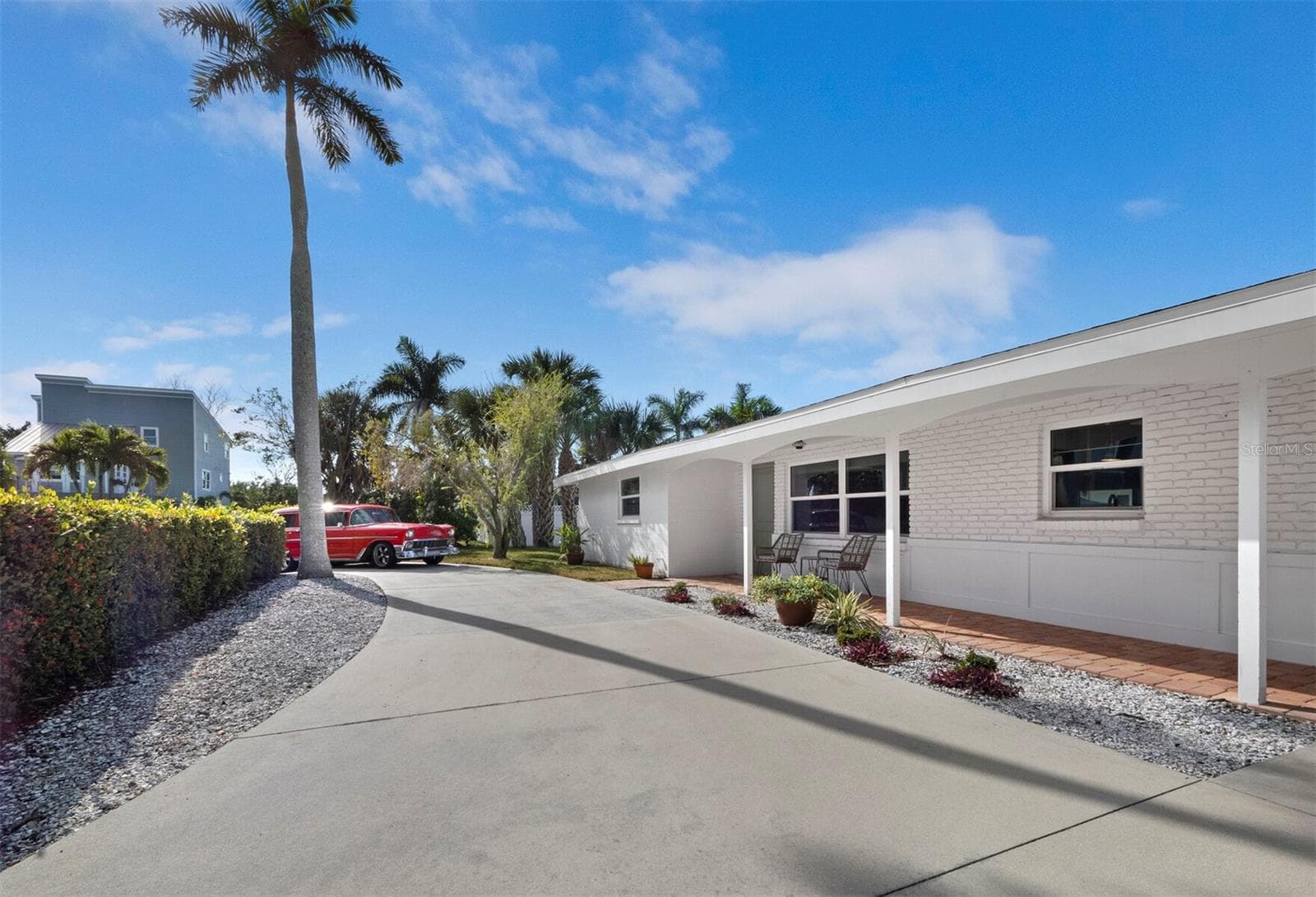 691 Tarawitt Dr photo 5