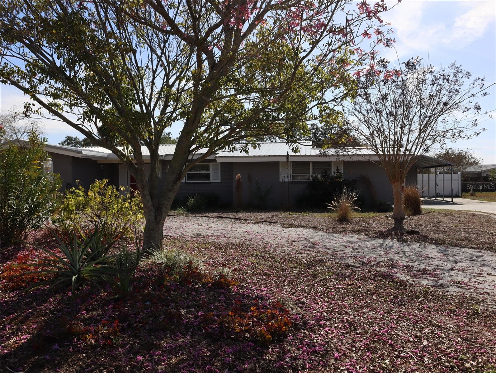 940 Oleander Dr SE
