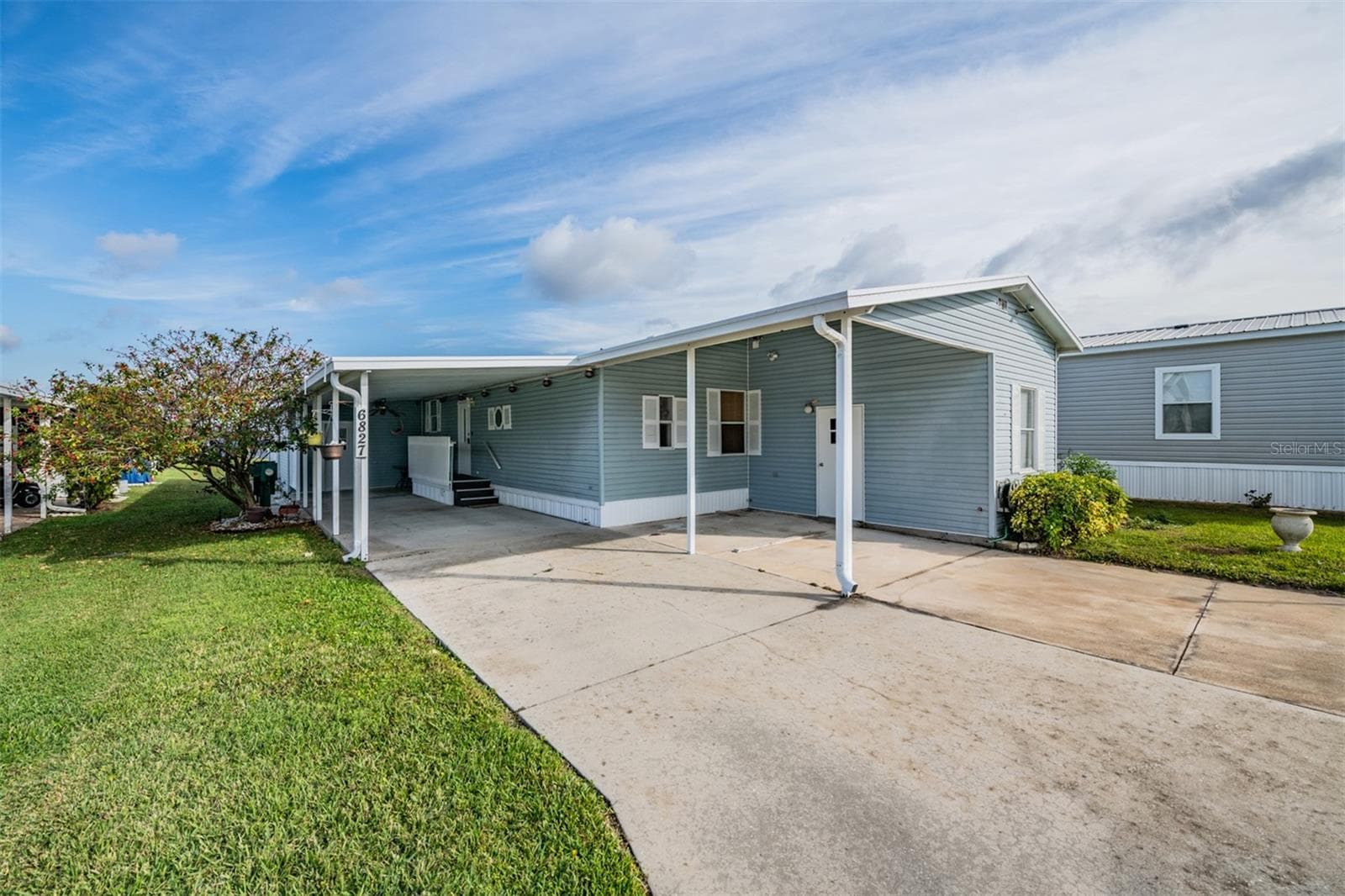 6827 S Lake Henry Dr NE