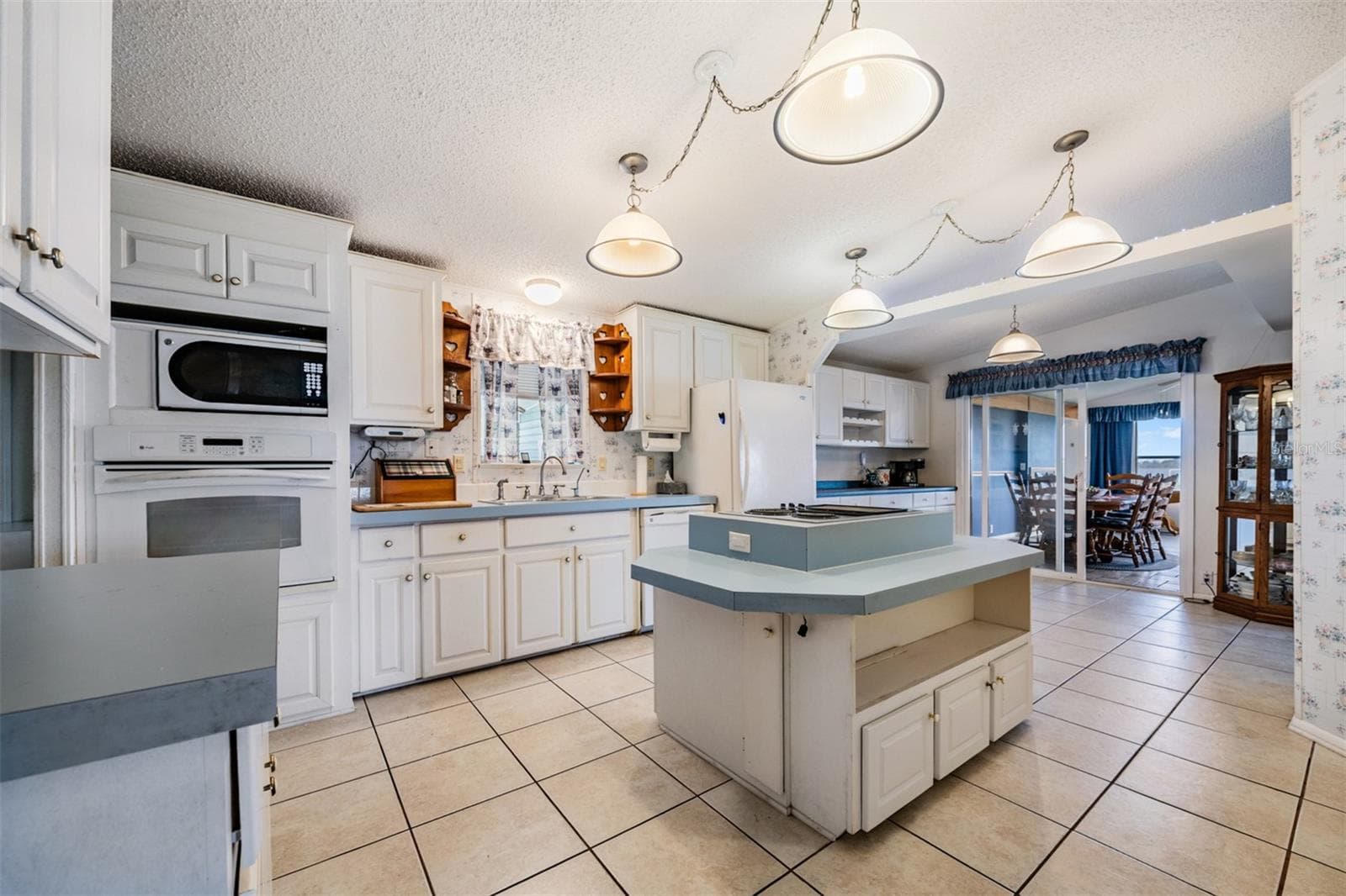 6827 S Lake Henry Dr NE photo 3