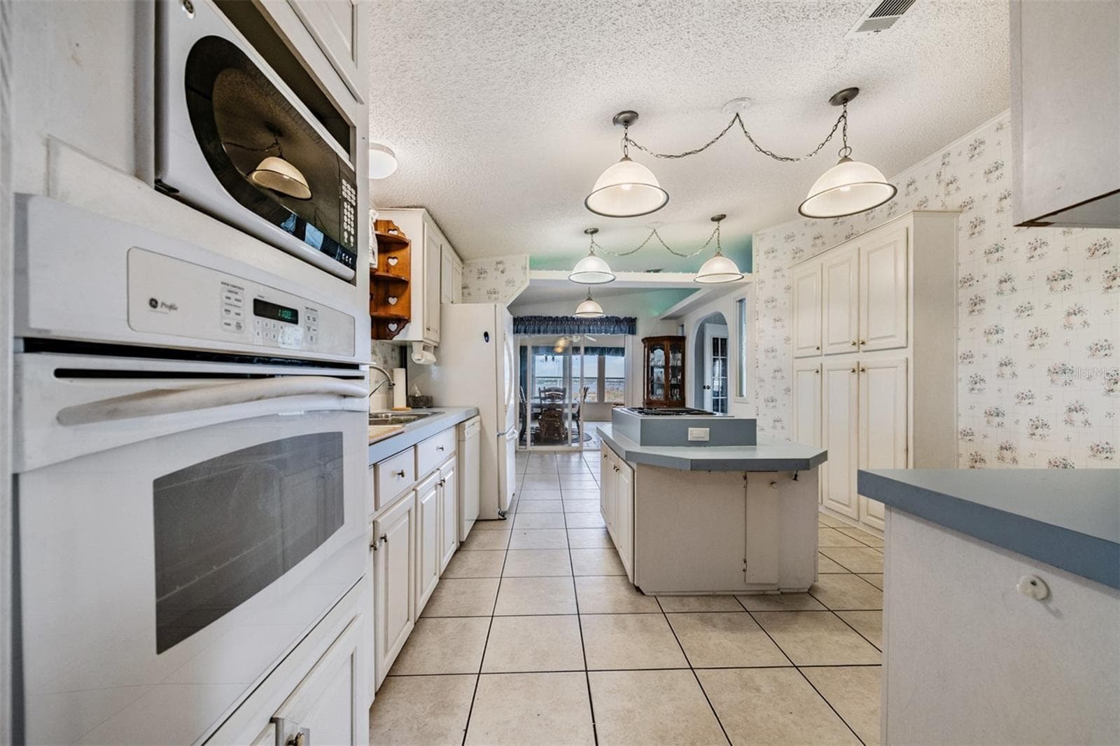 6827 S Lake Henry Dr NE photo 4