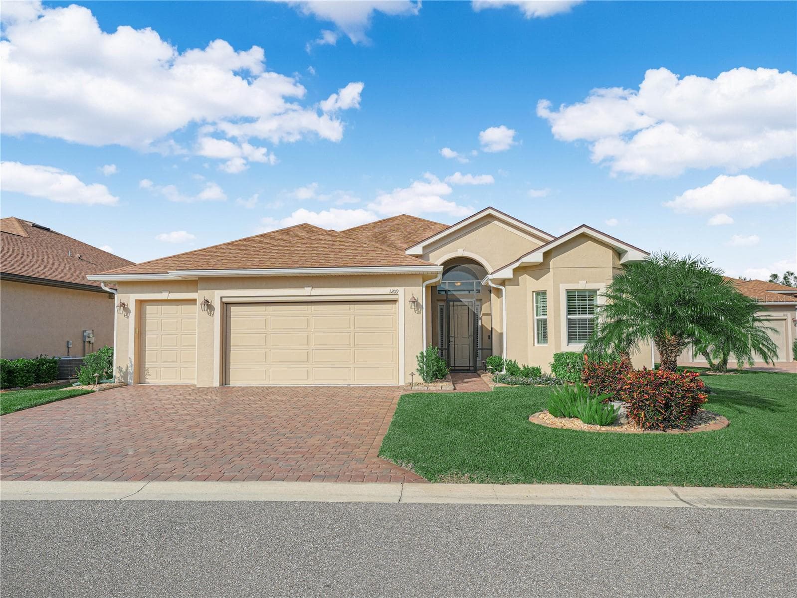 1209 Sawgrass Dr photo 5