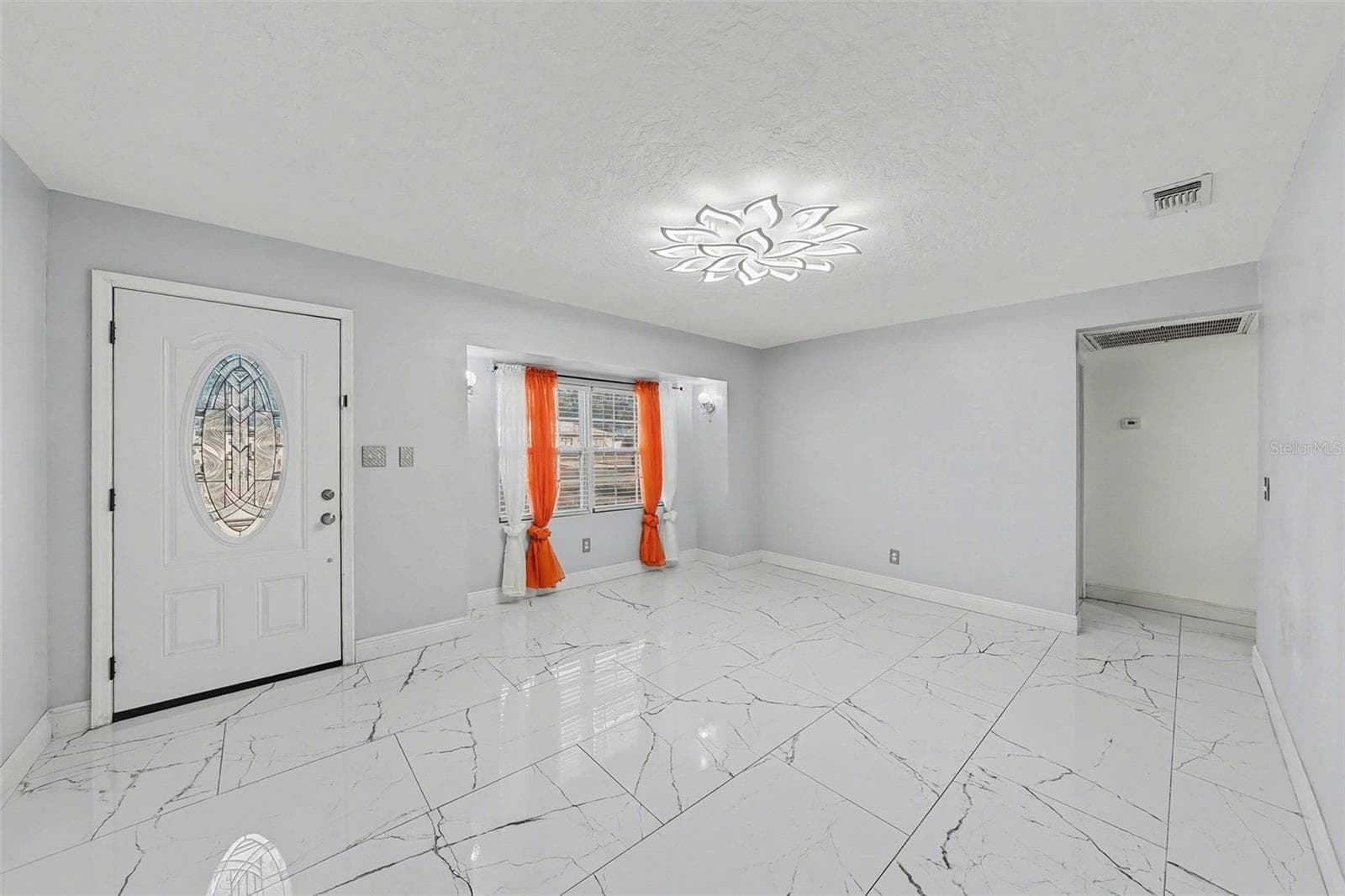 2910 W Burke St photo 3