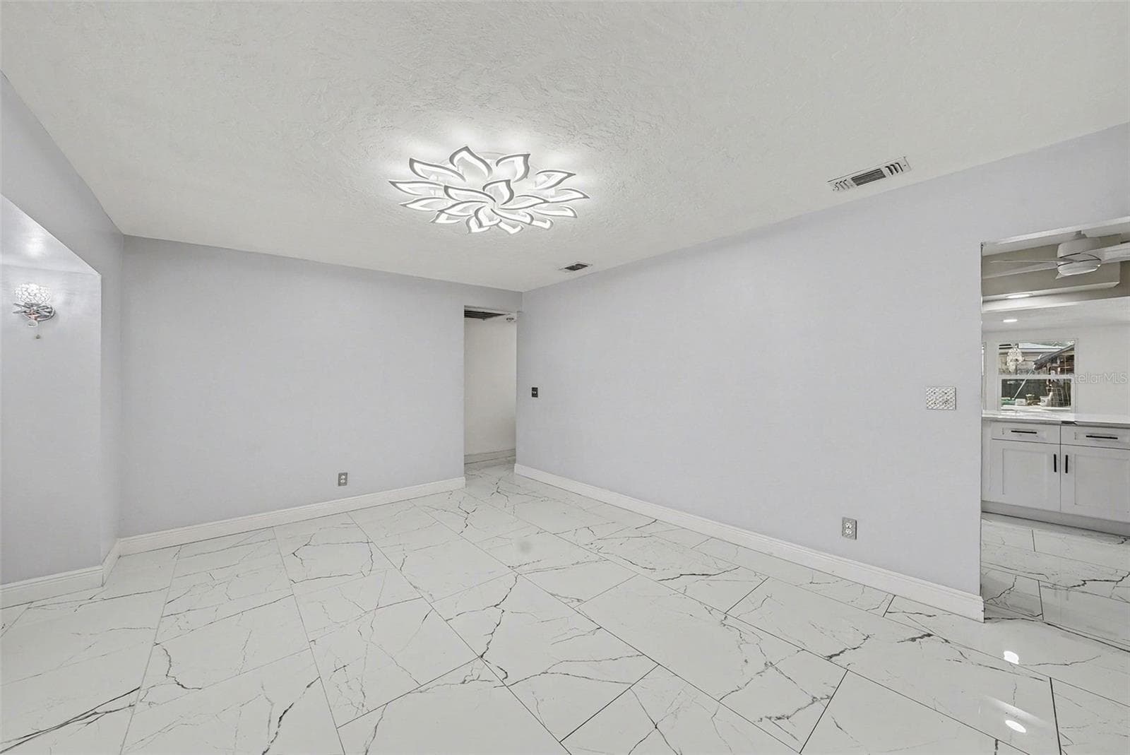 2910 W Burke St photo 5