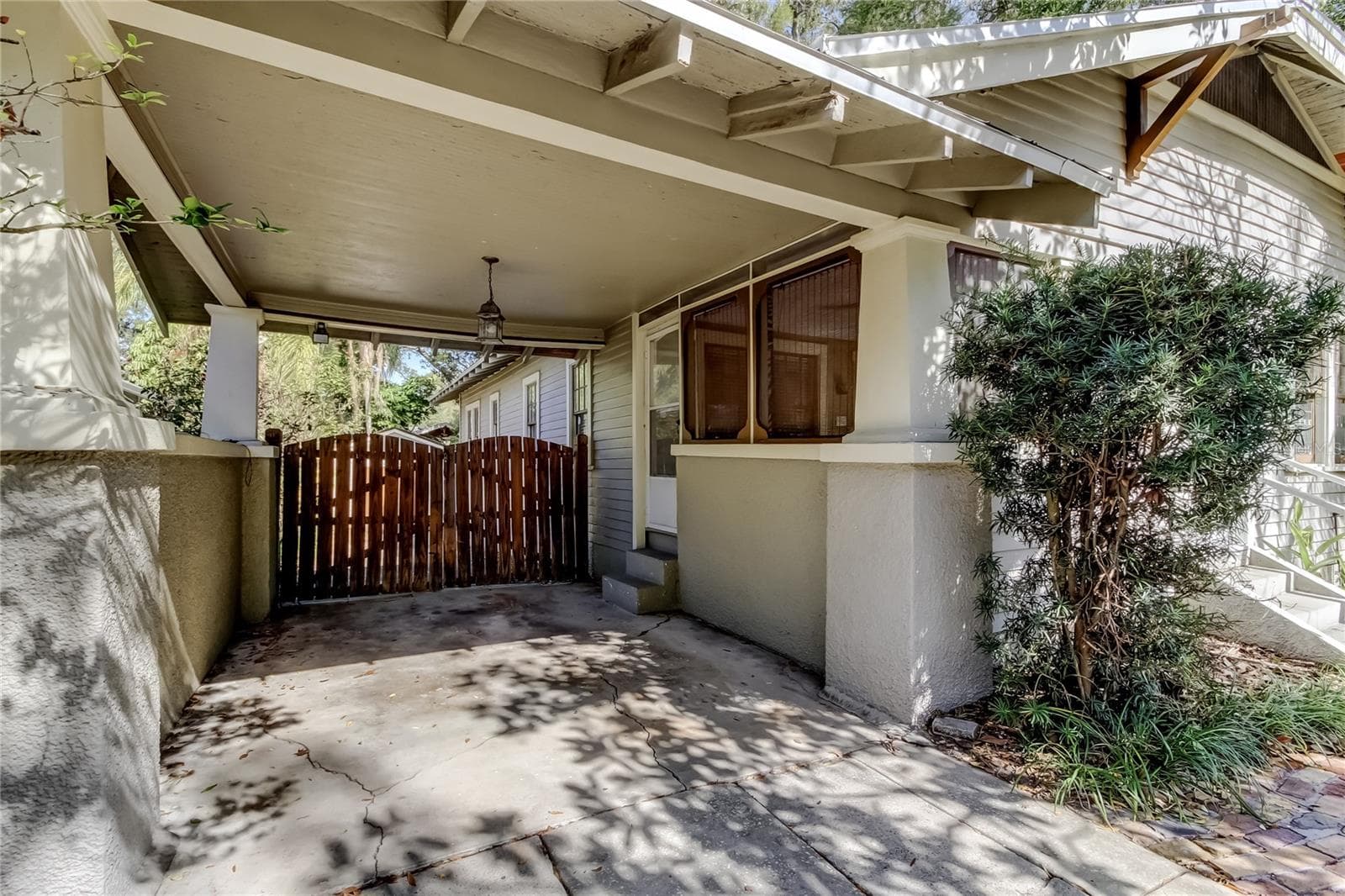 1004 E Crenshaw St photo 3