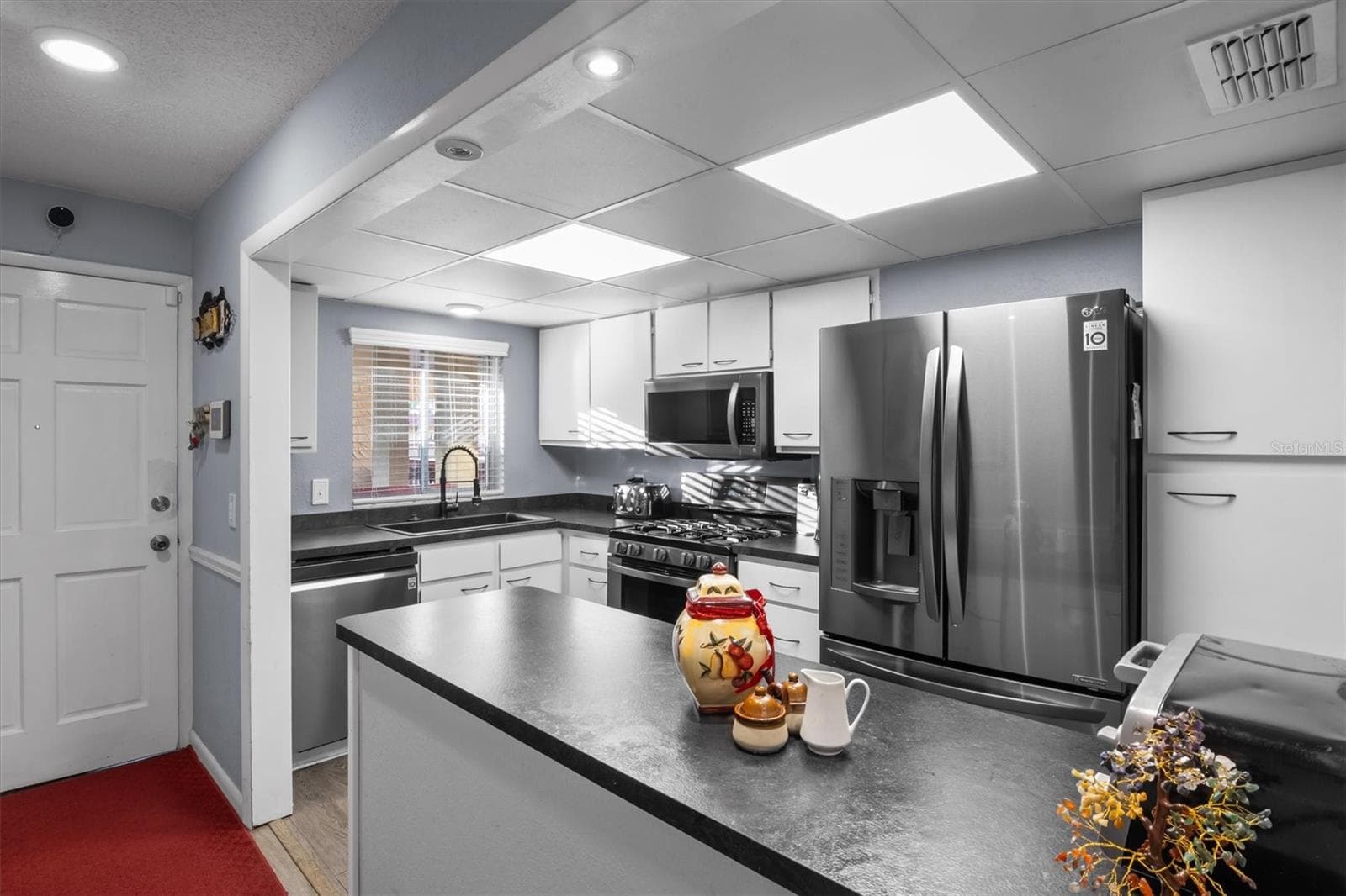 400 El Camino Dr #210 photo 5
