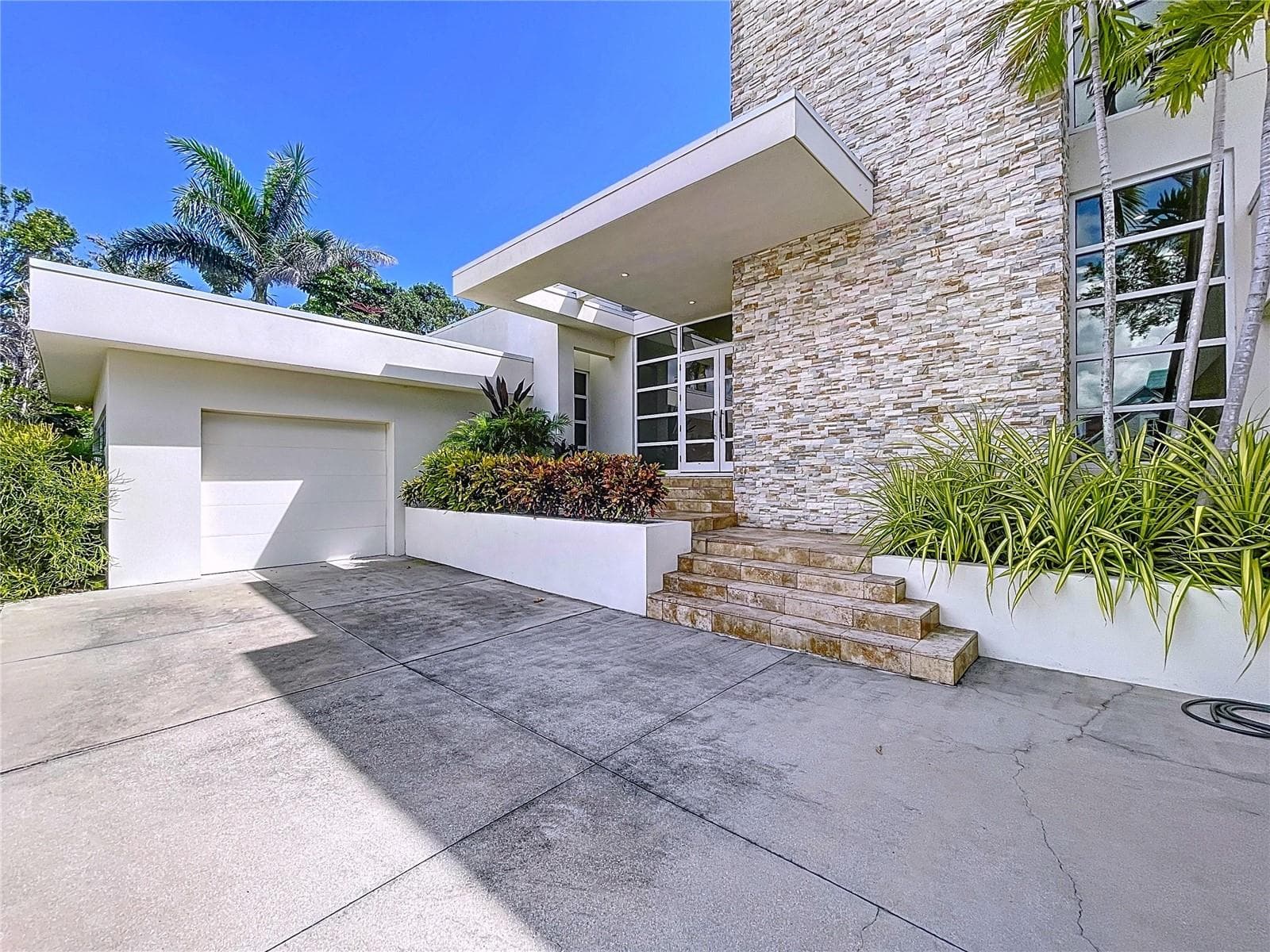 1347 Harbor Dr photo 4