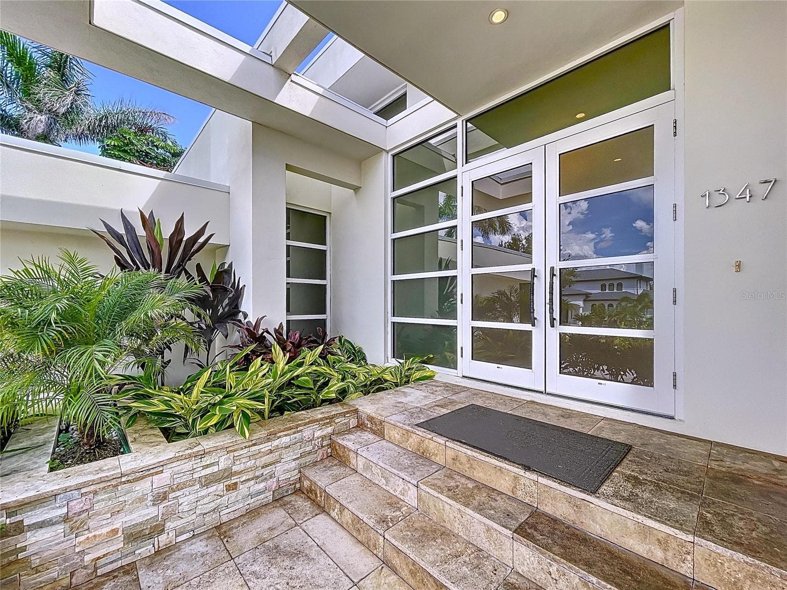 1347 Harbor Dr photo 5