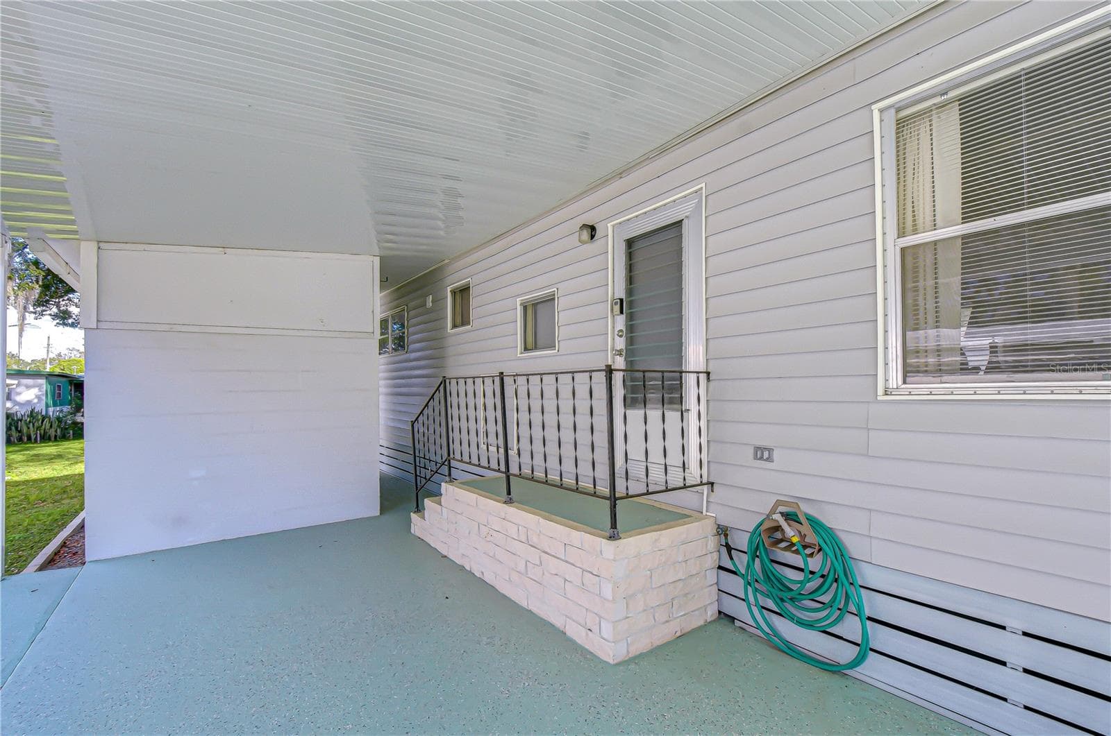 6128 Ridgewood Dr photo 3