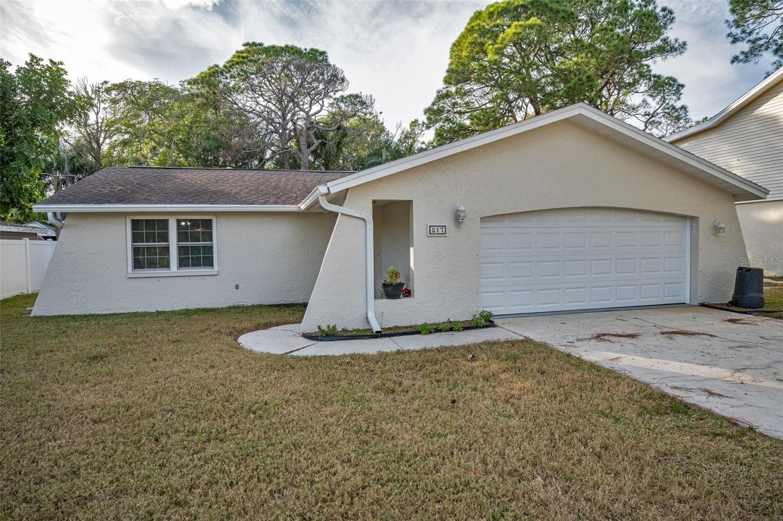 817 Riverside Dr
