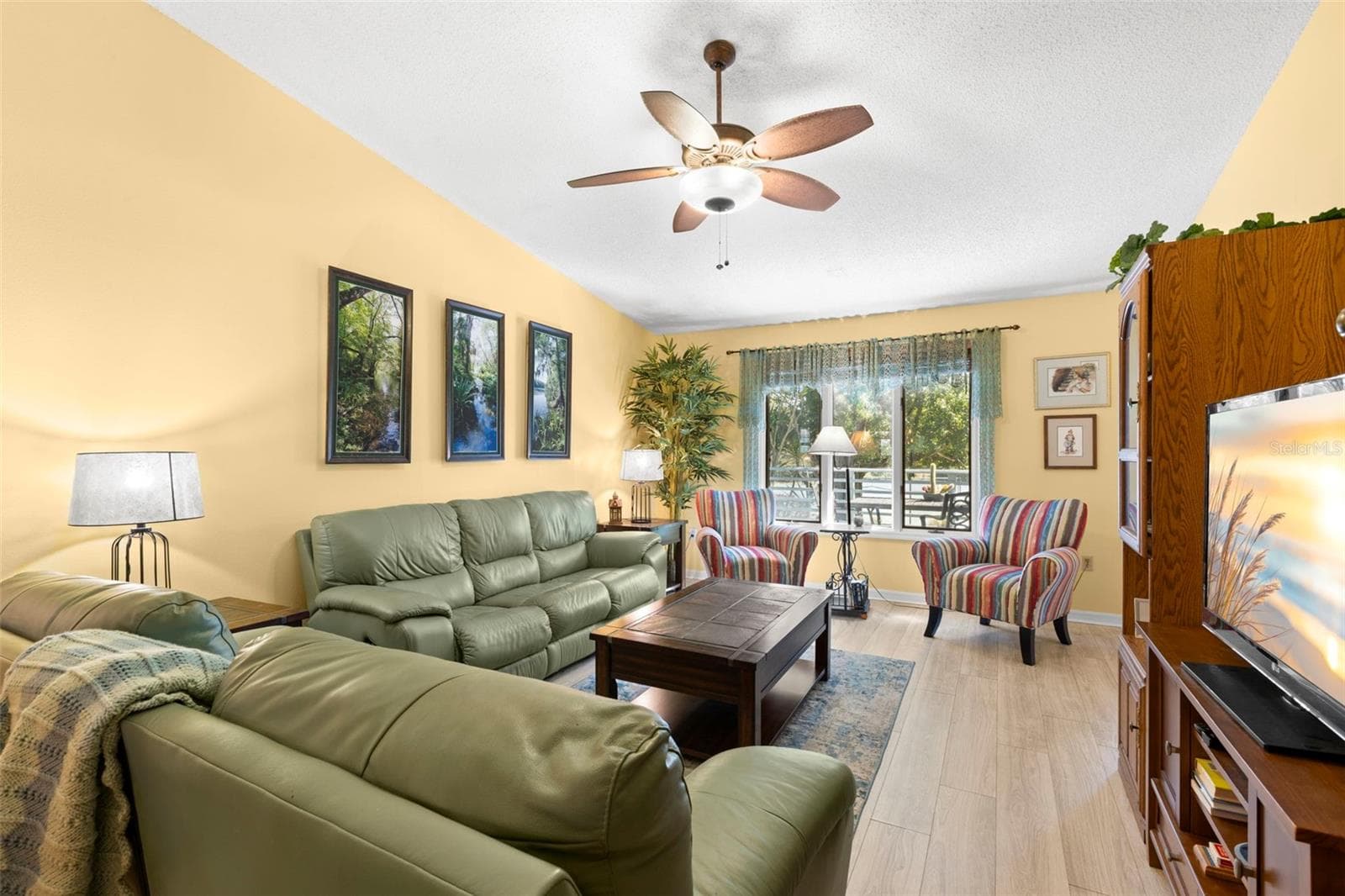 1013 Caravel CT photo 4