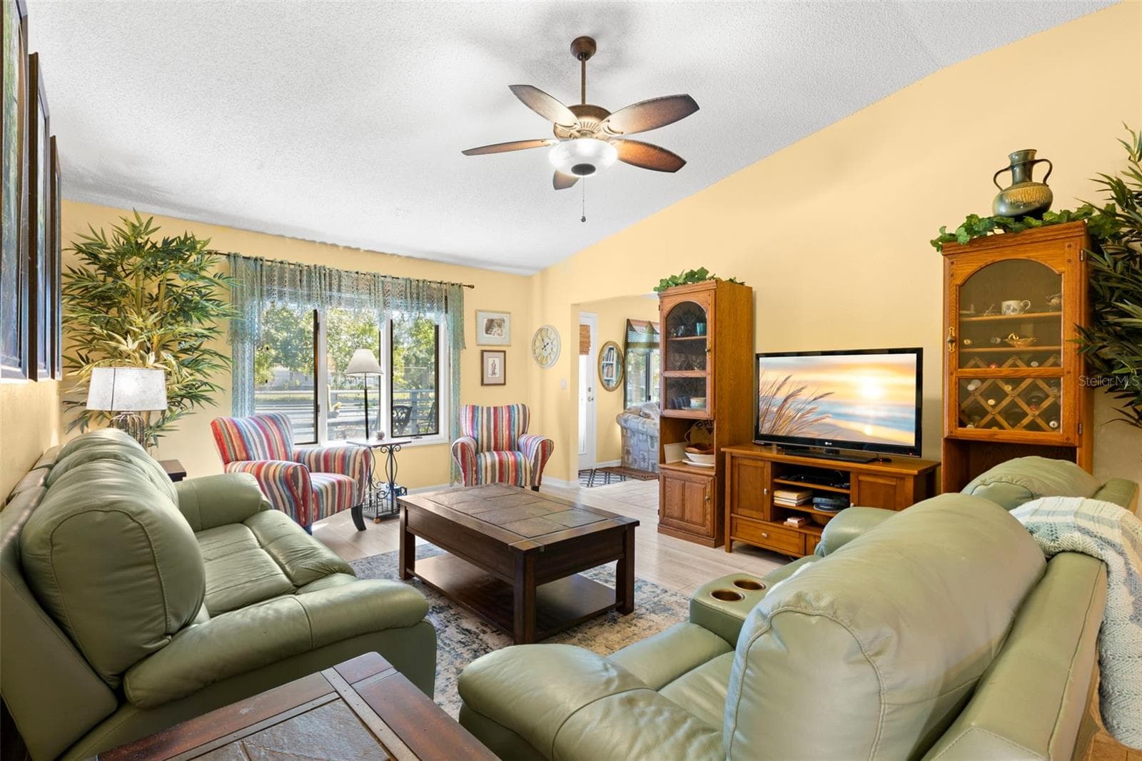 1013 Caravel CT photo 5