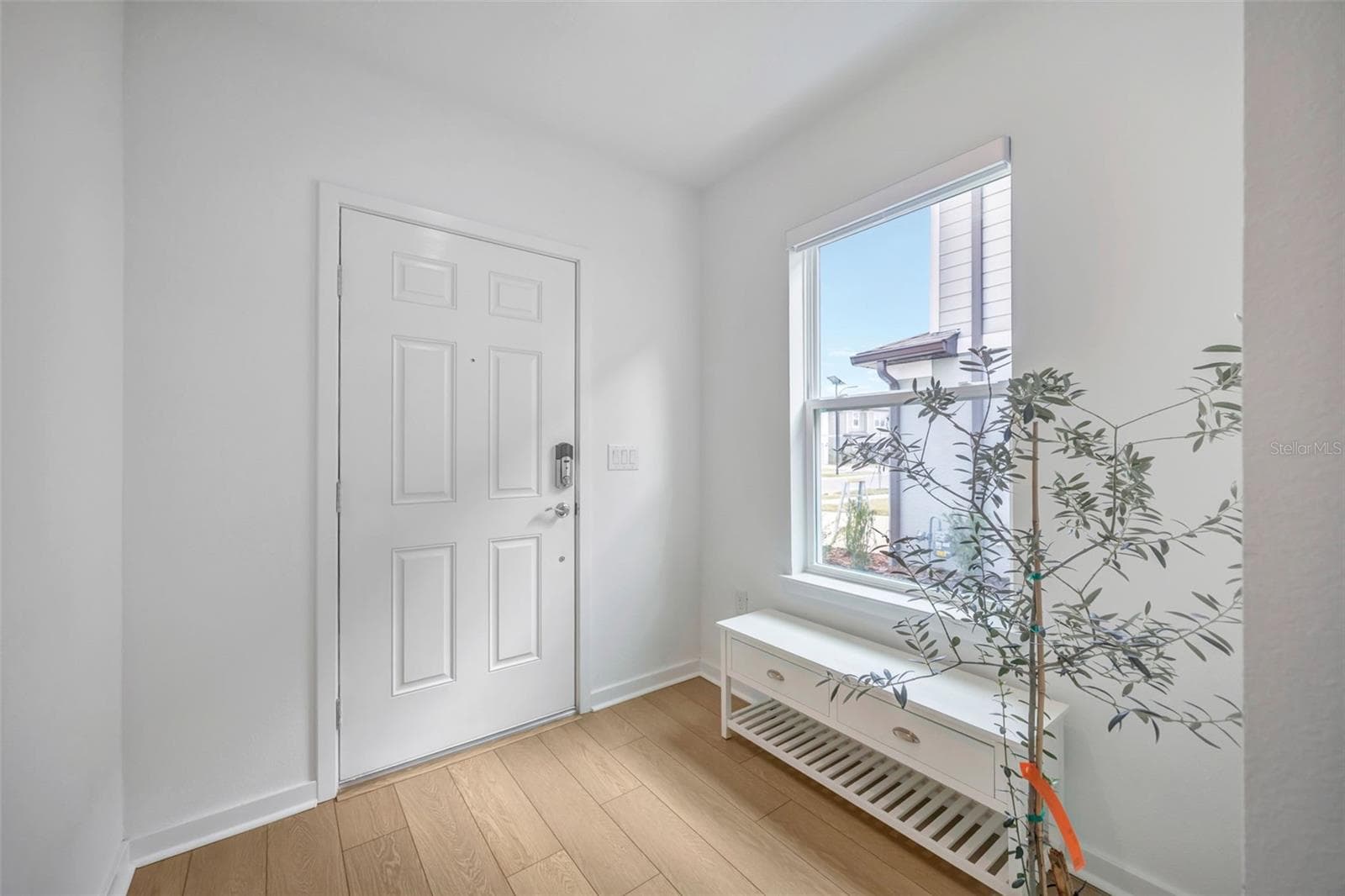 1095 Kistna Dr photo 4