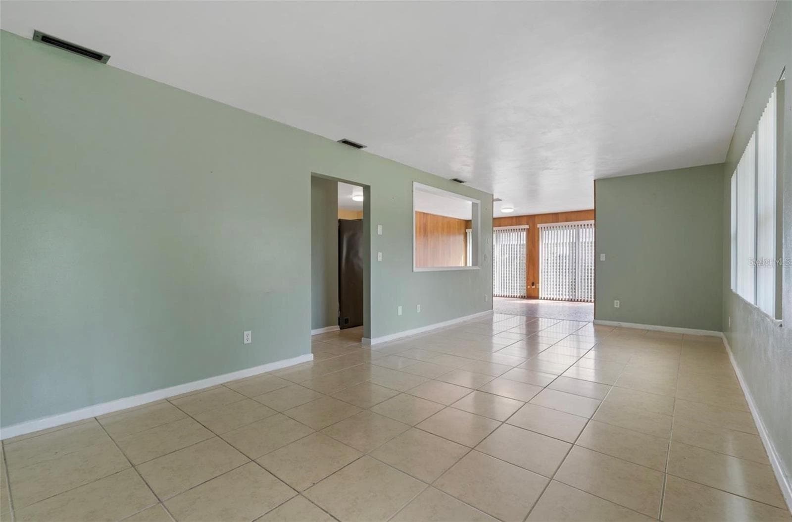 2285 Avenue C SW photo 3