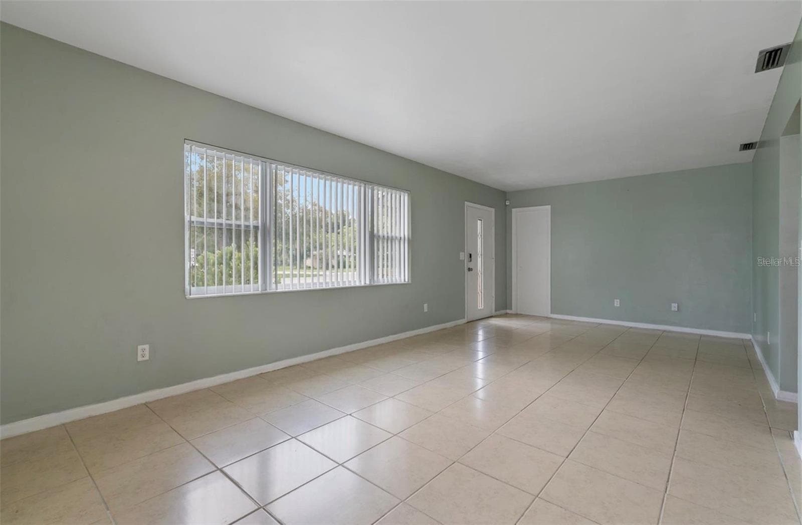 2285 Avenue C SW photo 4