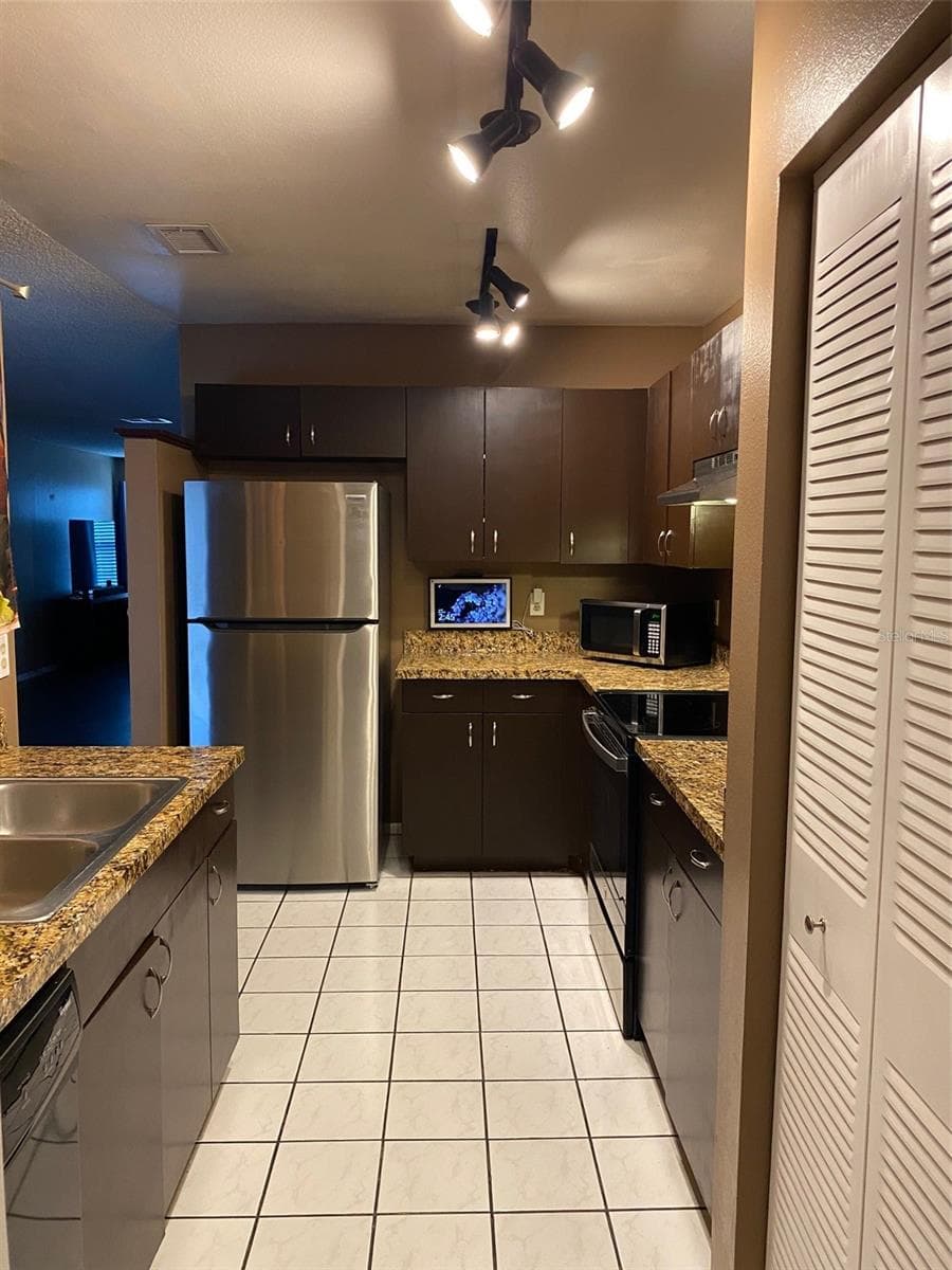 12522 Castle Hill Dr photo 5