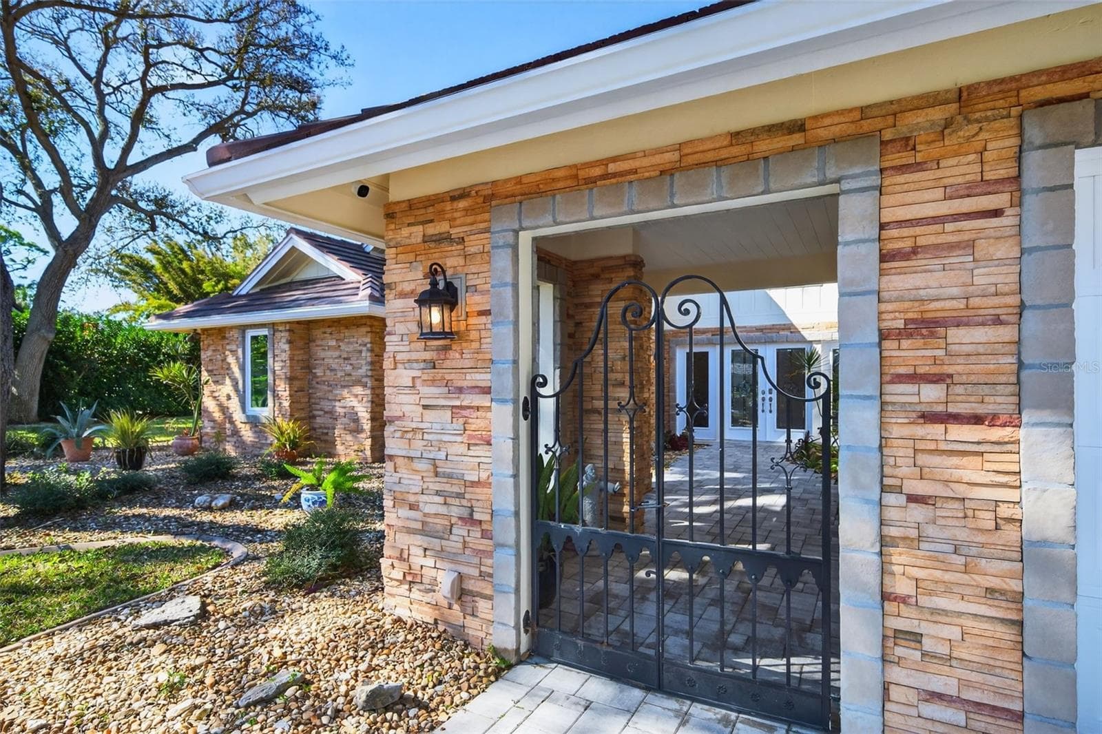 2392 Landings Cir photo 4