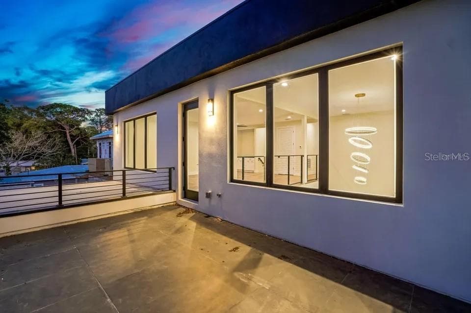 2475 Bay St photo 5
