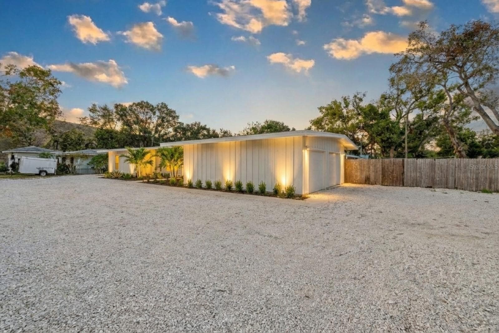 2069 Bougainvillea St photo 4