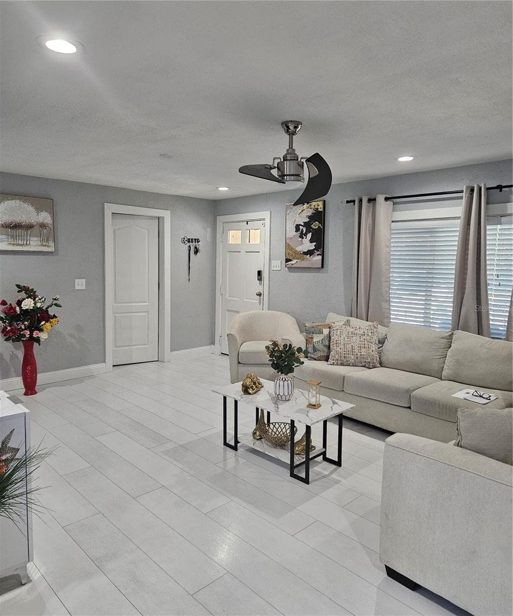 9306 Forest Hills Dr photo 3