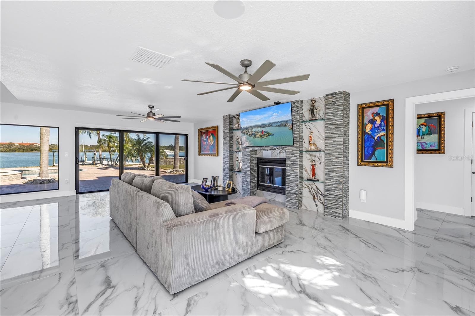 583 Crystal Dr photo 3