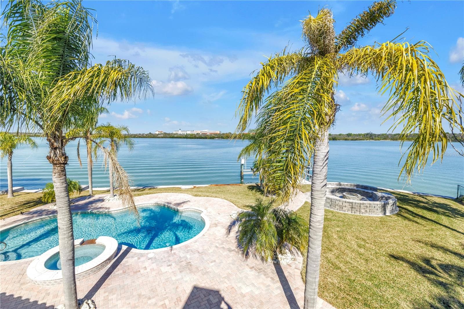 583 Crystal Dr photo 5