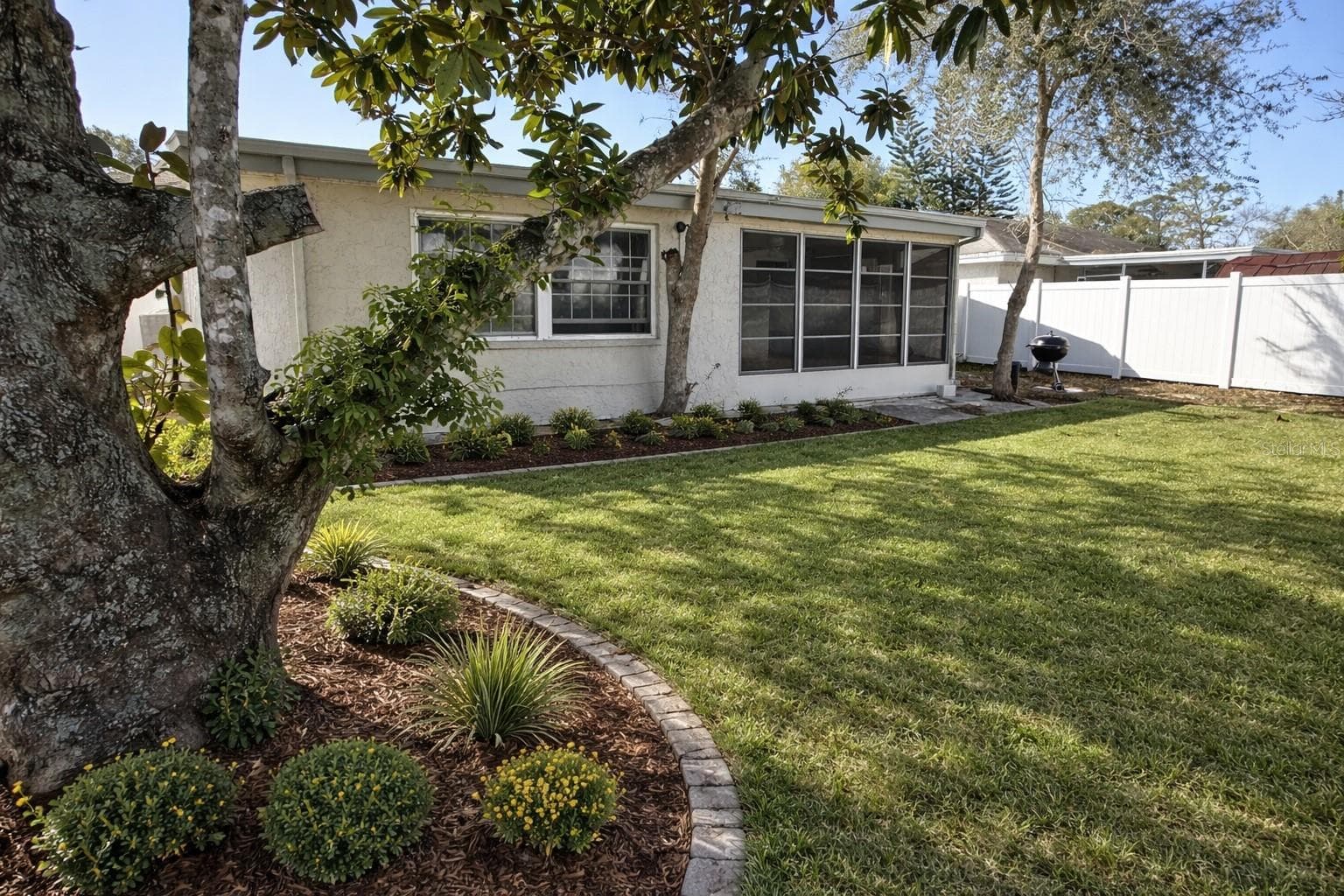 4033 Newcastle Dr photo 3