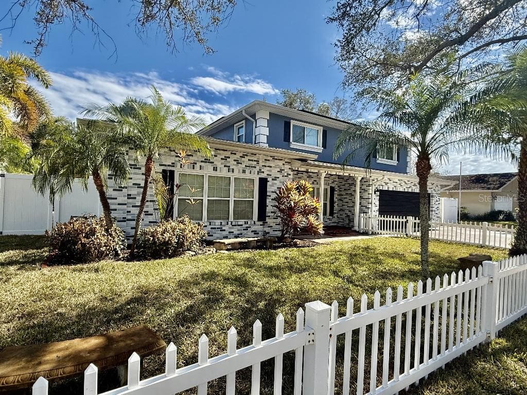 2563 Knotty Pine Way