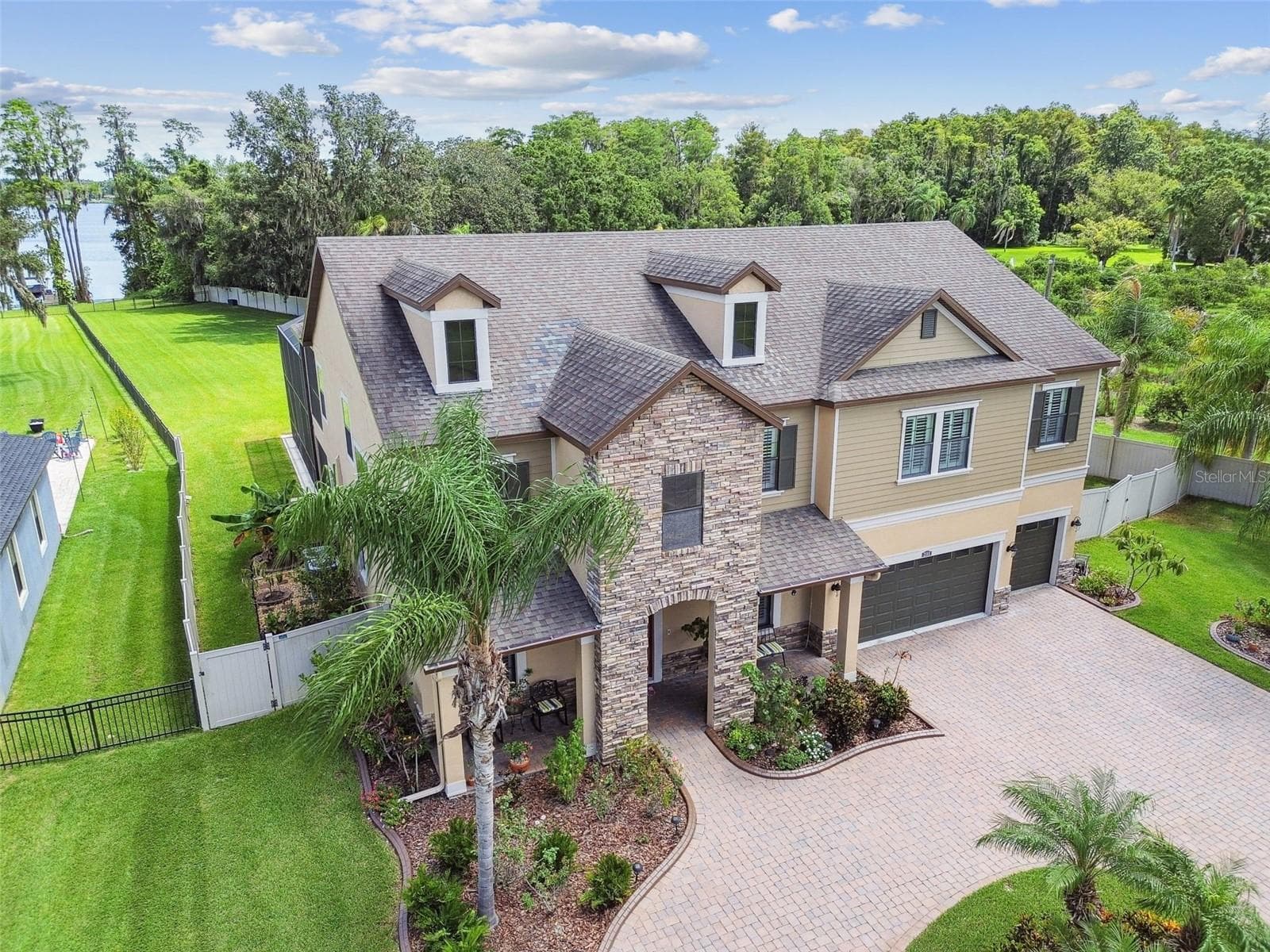 2566 Lake Manor Dr photo 3