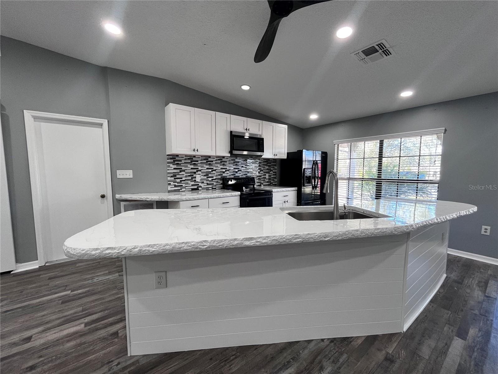 8122 Matthew Dr photo 4