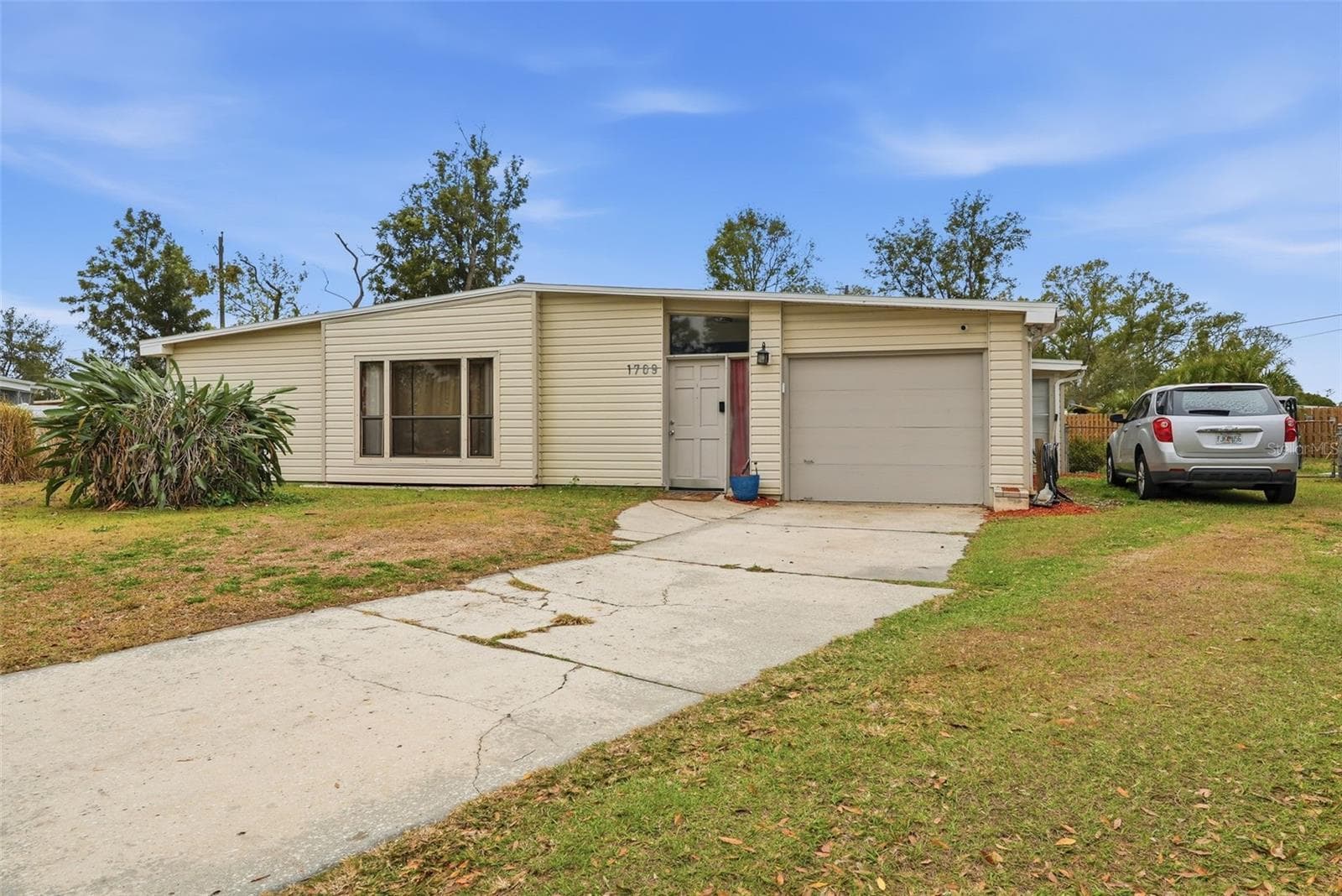 1709 Carnegie Cir photo 3