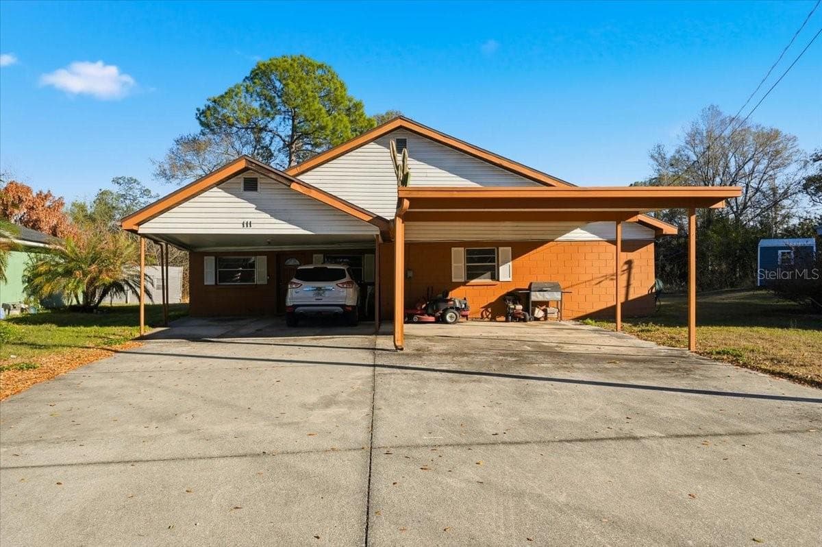 111 Sunset Dr E photo 3