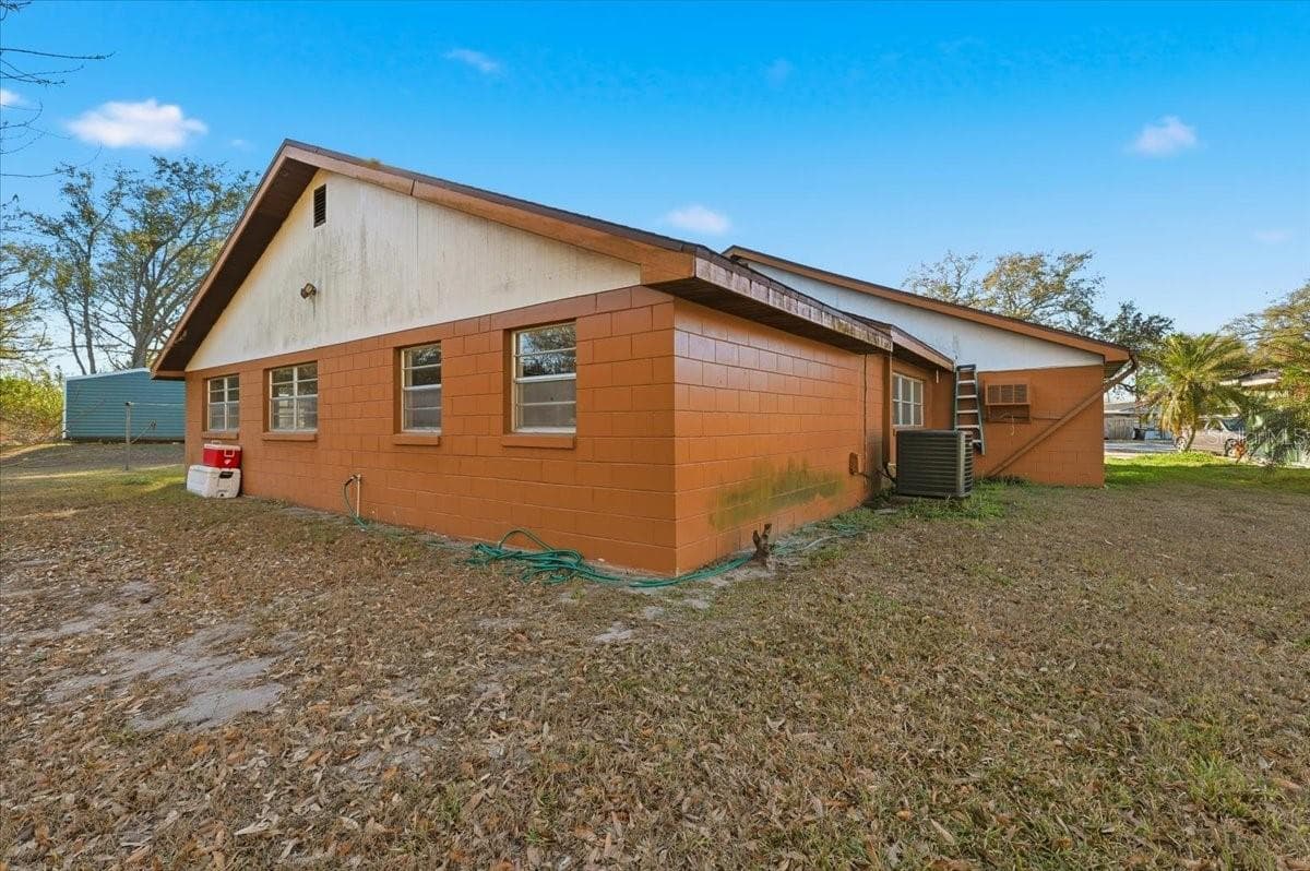 111 Sunset Dr E photo 4
