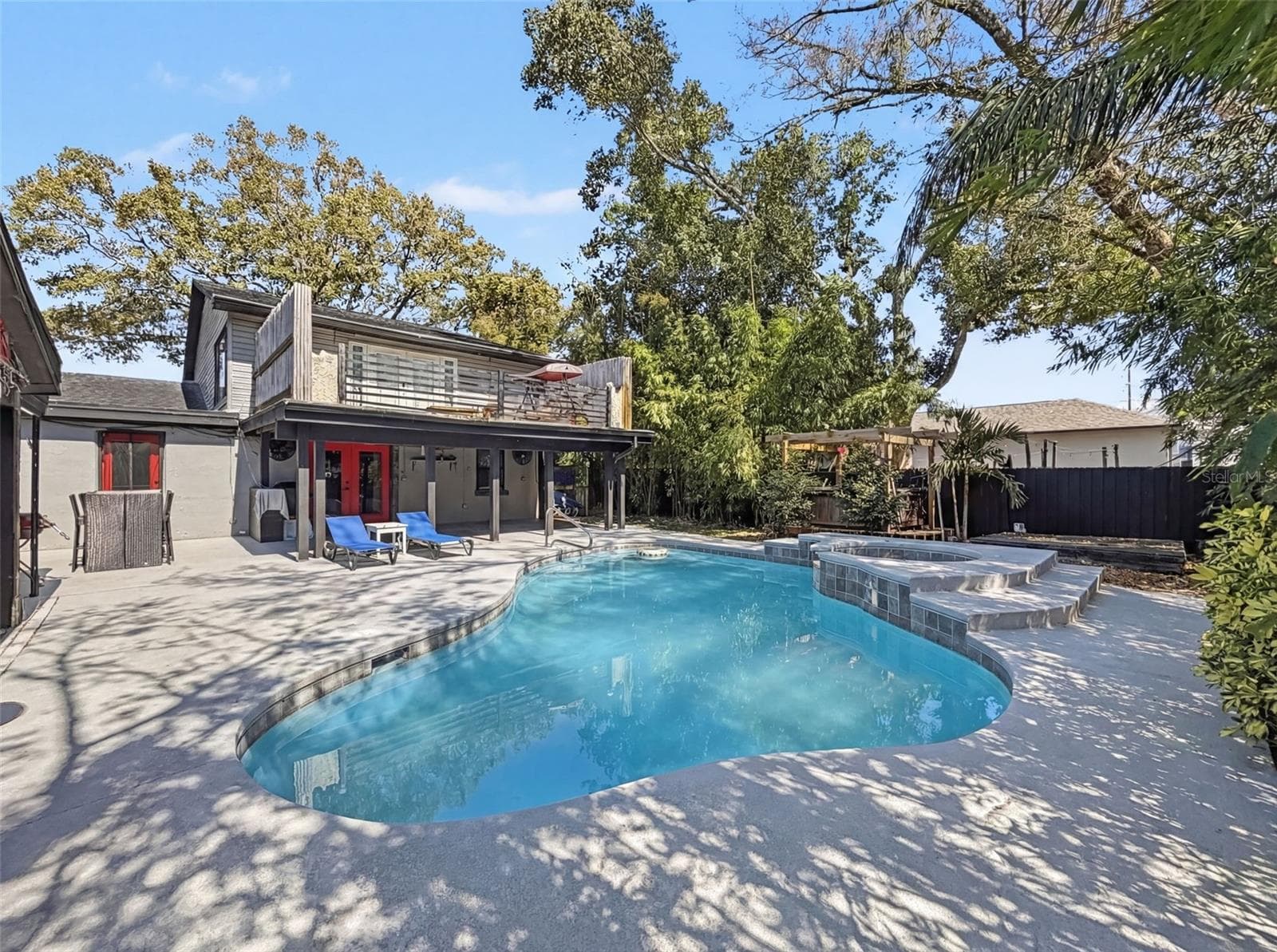 2206 Howard Ln