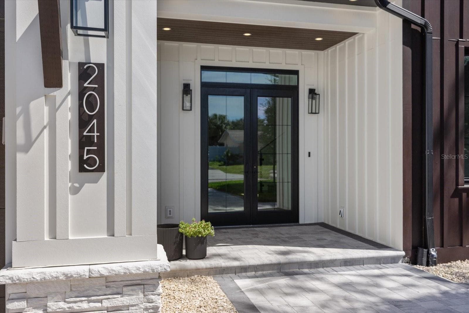 2045 Goldenrod St photo 3