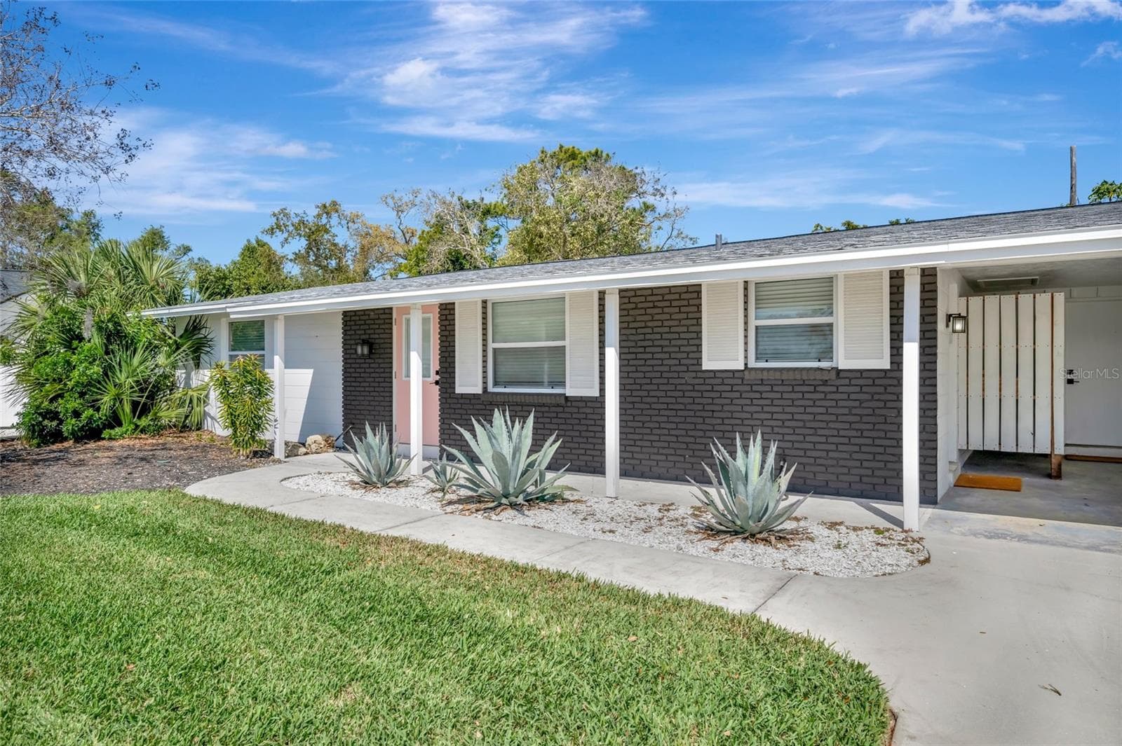 6426 Colonial Dr photo 3