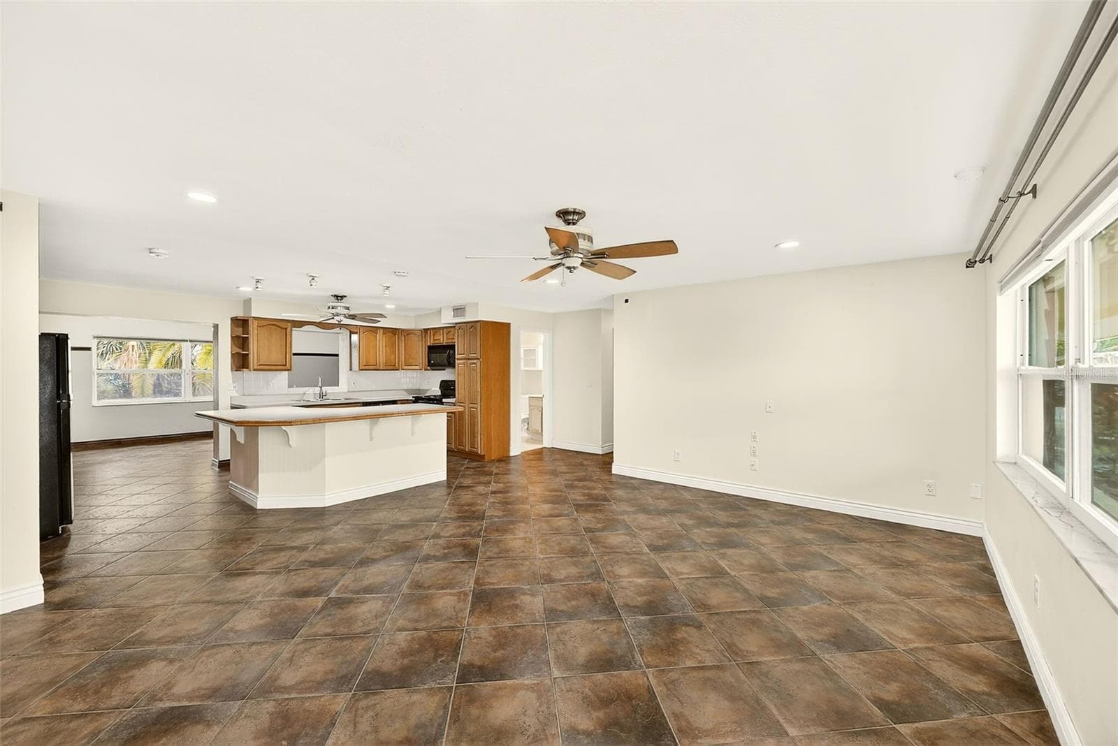 1465 Bayview Dr photo 3