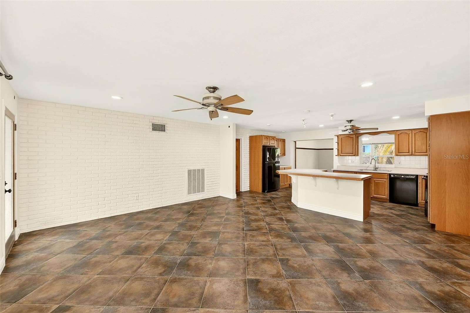 1465 Bayview Dr photo 4