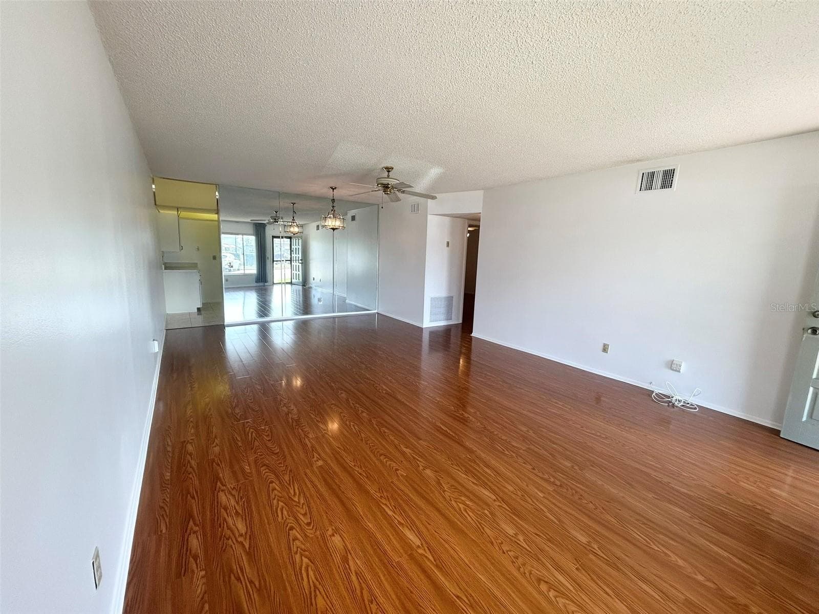 2400 Columbia Dr #18 photo 4