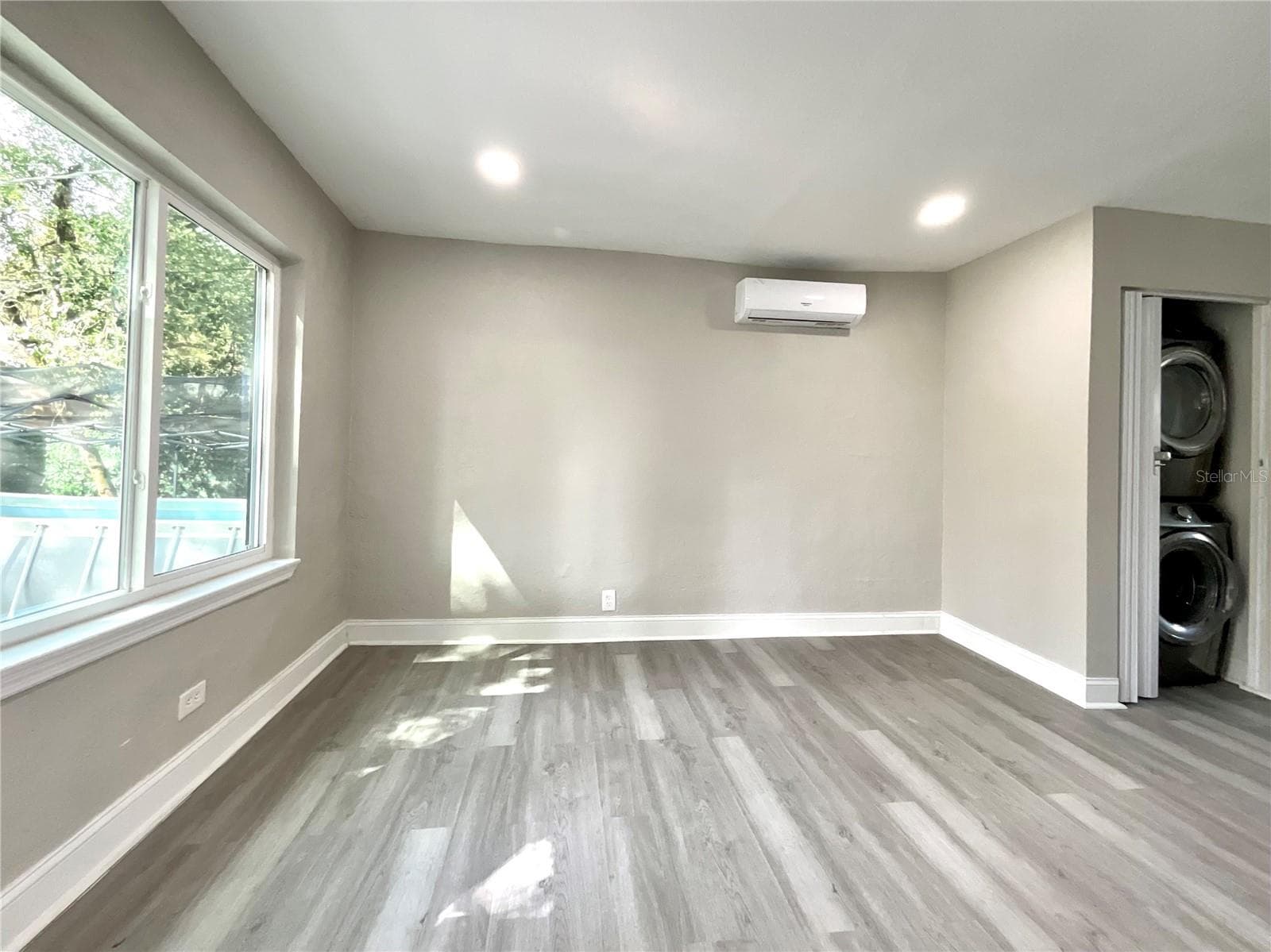 2102 E Caracas St photo 3