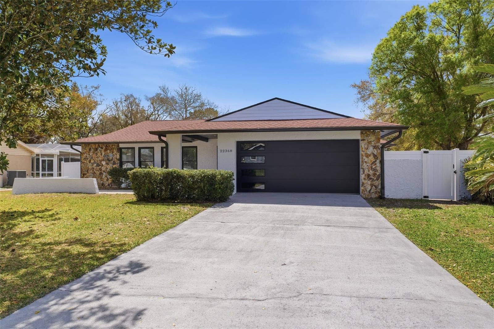 22368 Southshore Dr photo 4