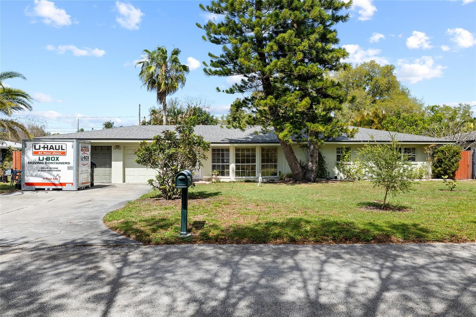 1806 Beverly Cir N photo 3