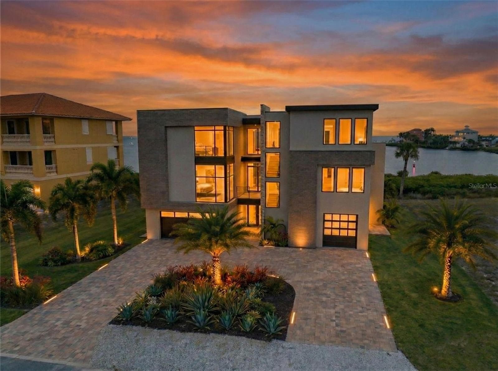 25 Harborpointe Dr photo 3