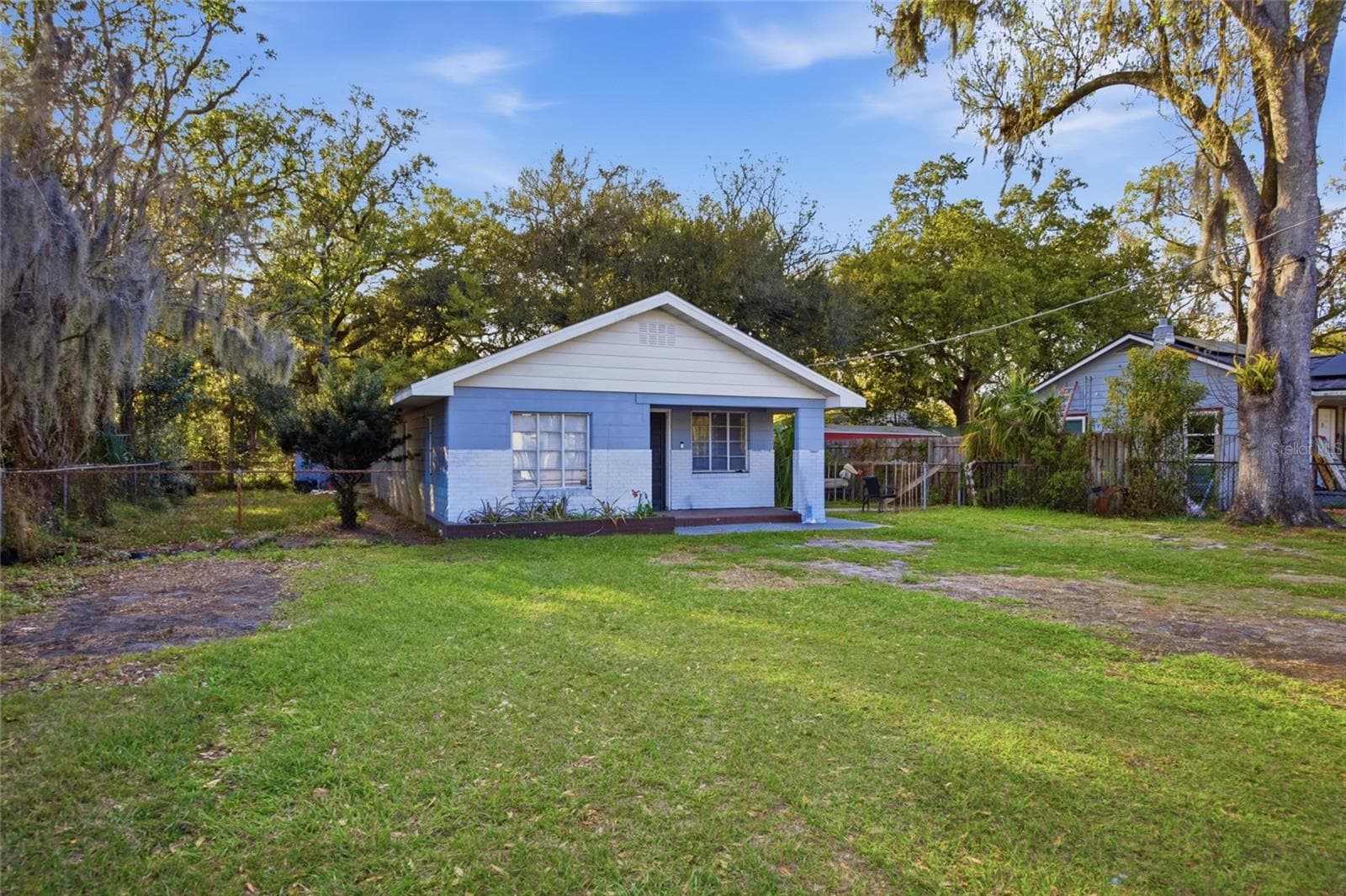 907 Center St
