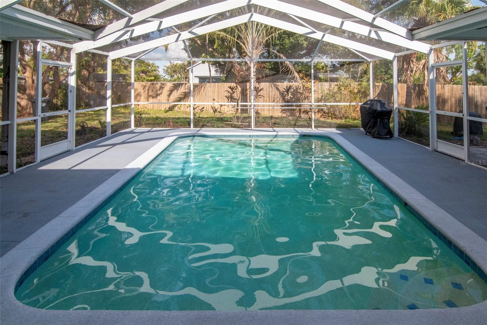 347 Country Club Dr photo 3