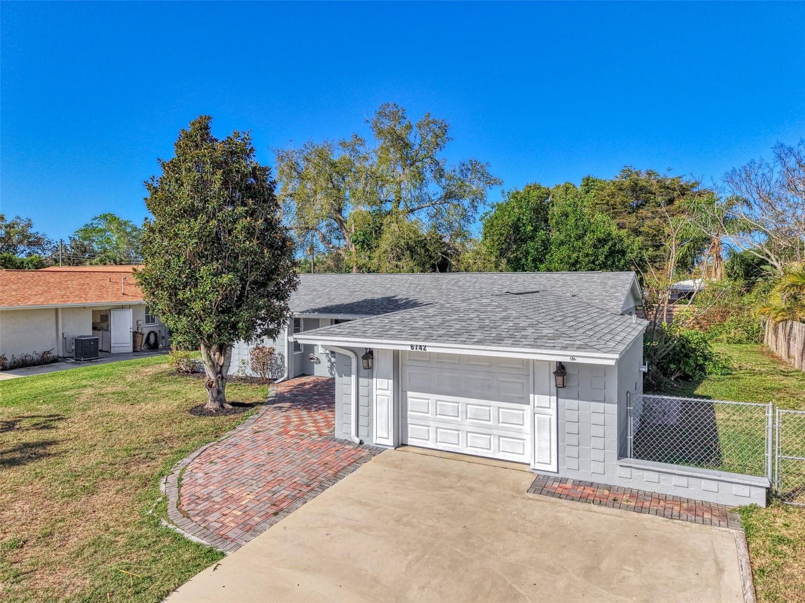 6742 Bowline Dr photo 3