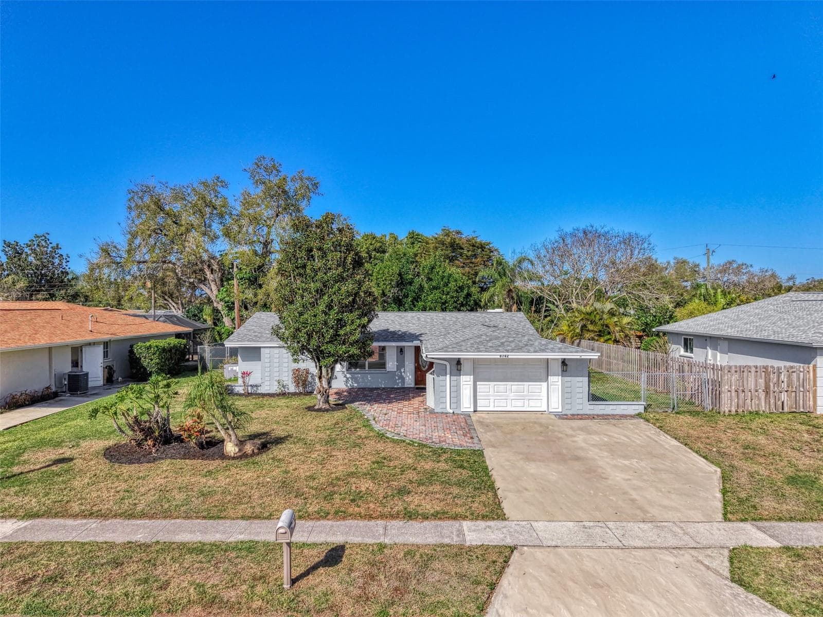6742 Bowline Dr photo 4