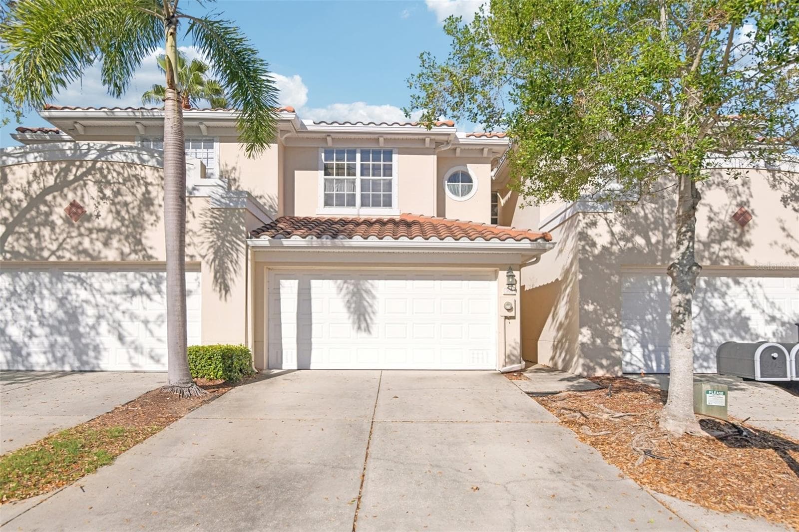 300 Valencia Cir photo 3