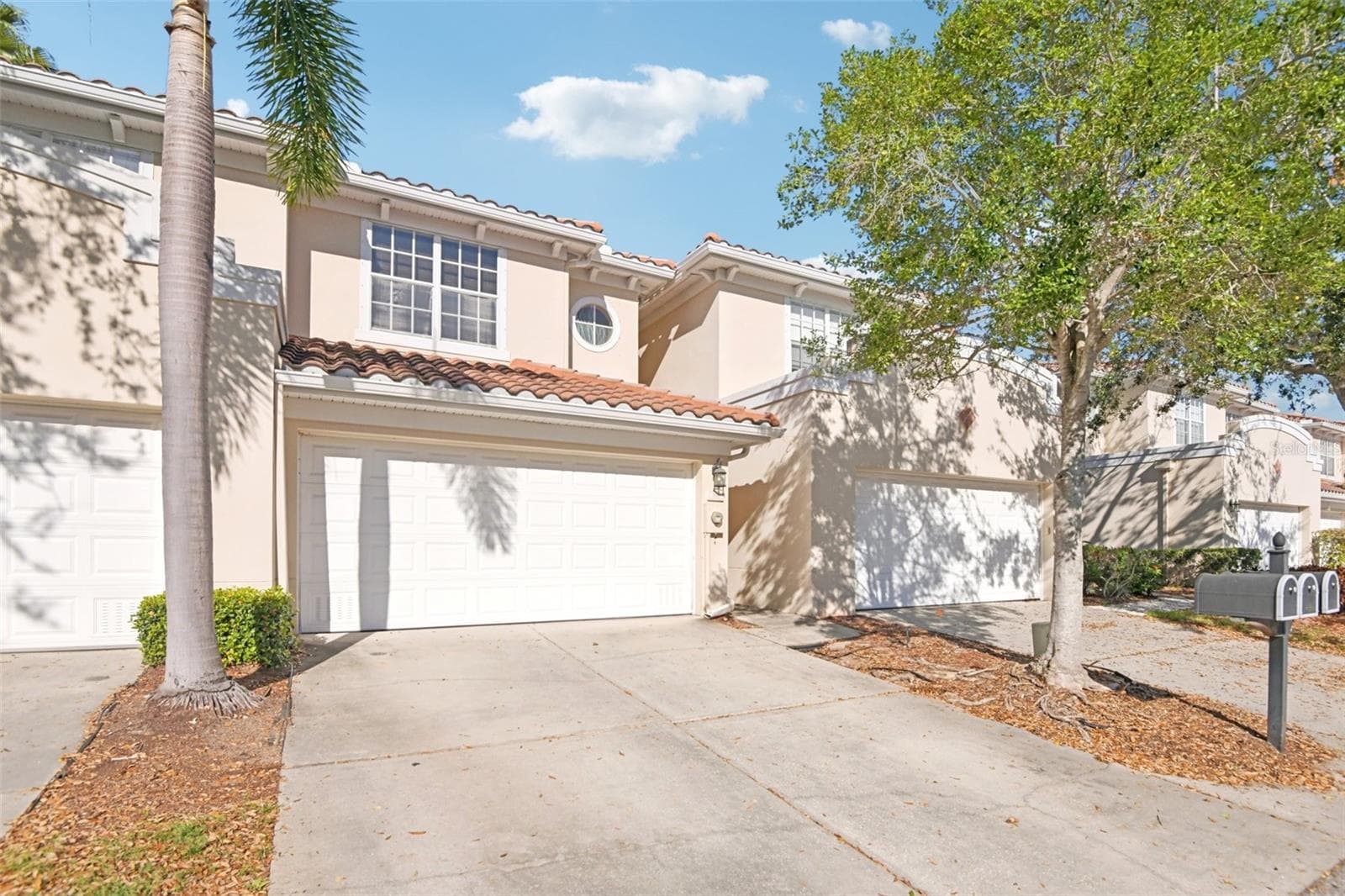300 Valencia Cir photo 4